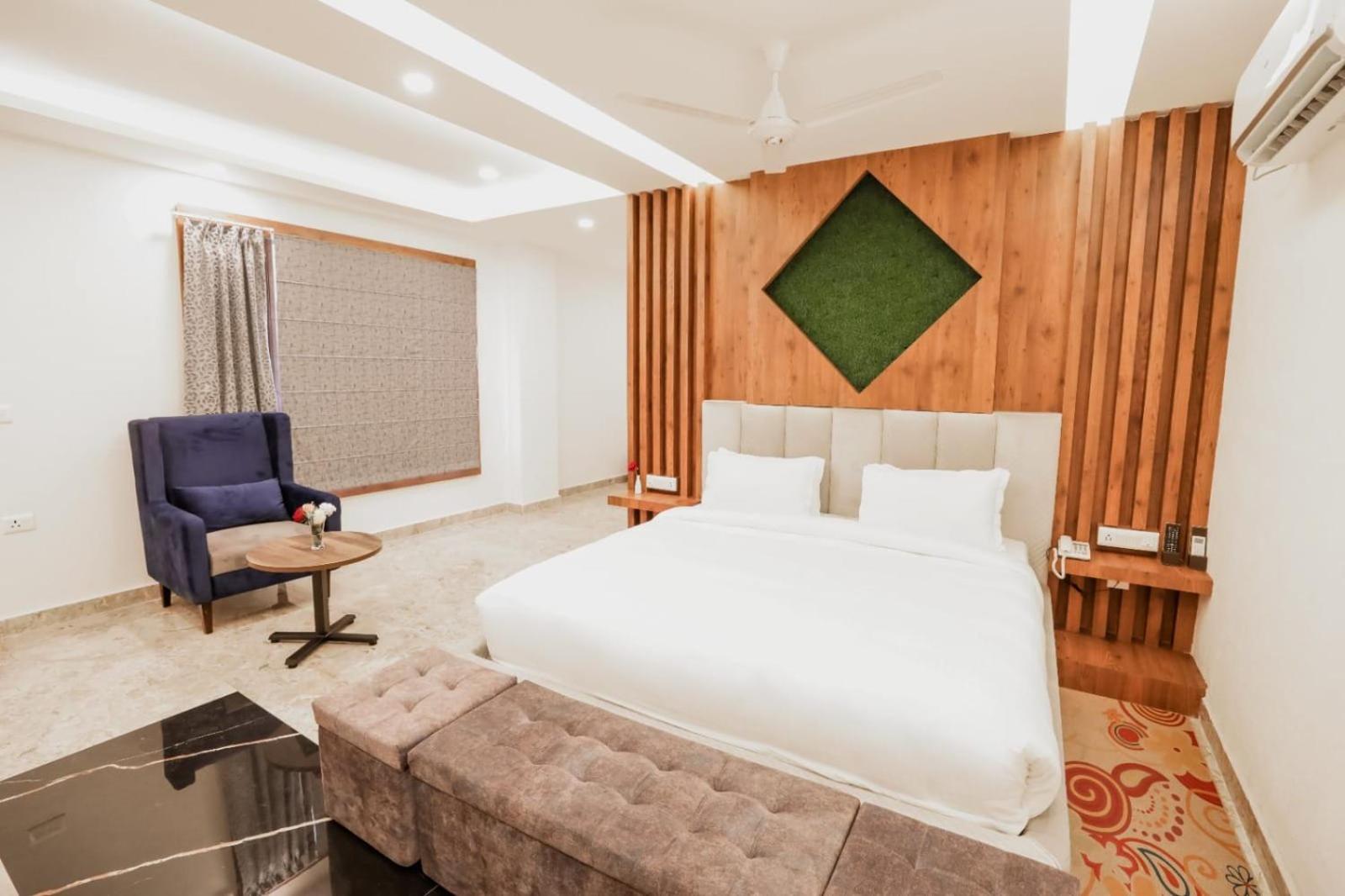 Luxury Suite Mountain View Room with Private Balcony - Photo 7