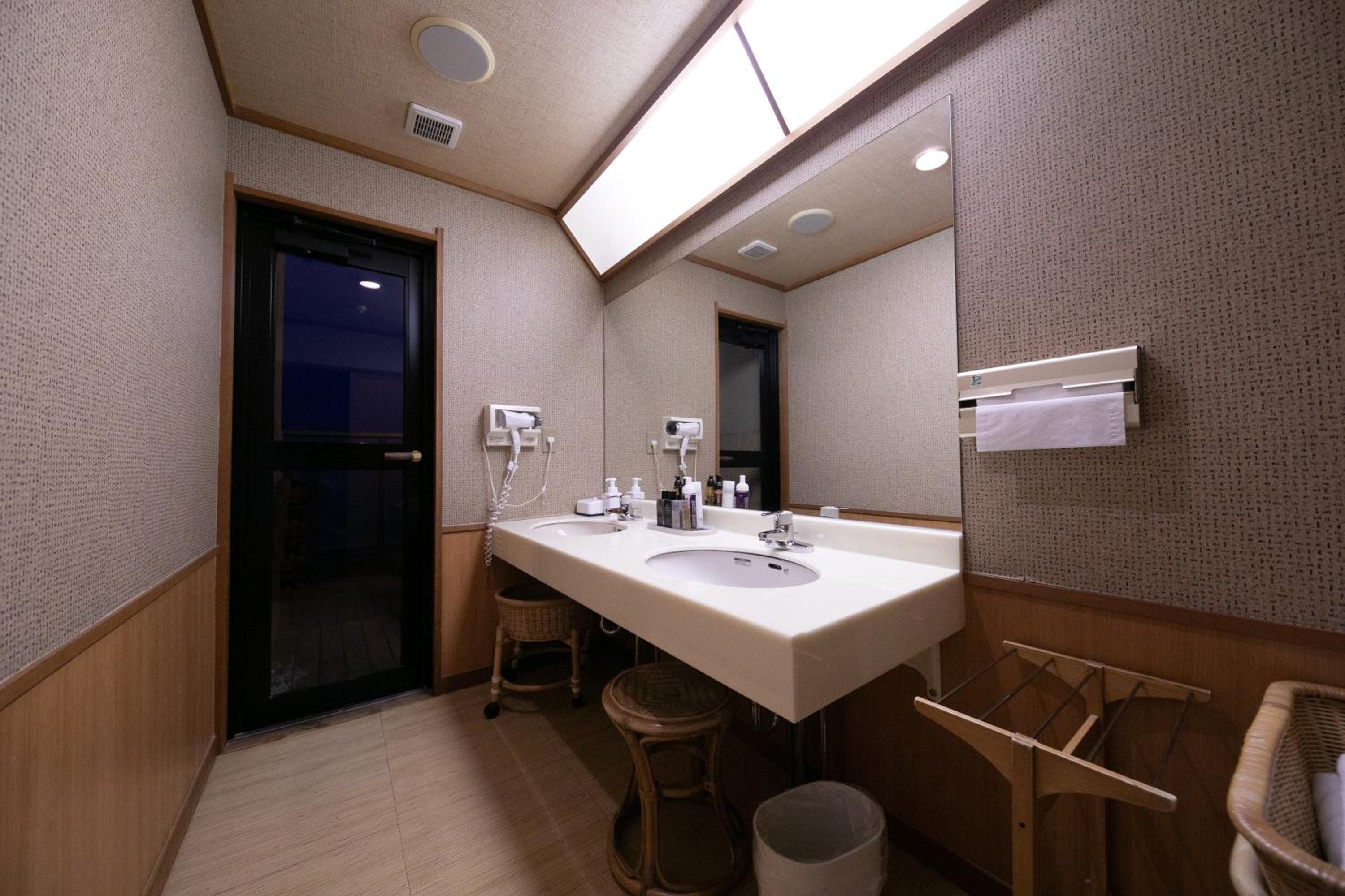 Family Room with Private Bathroom - Photo 7