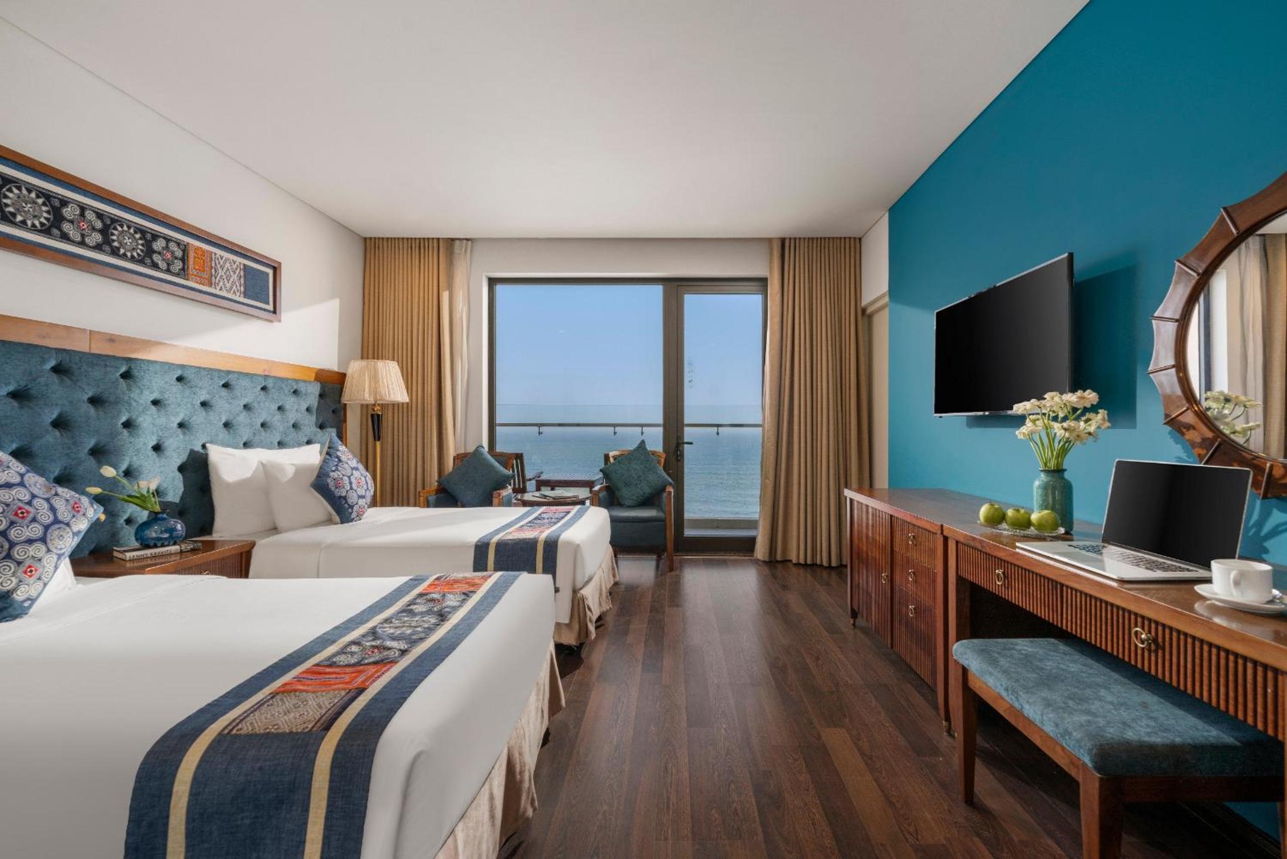 Premier Twin Room with Balcony - Ocean Front photo 1