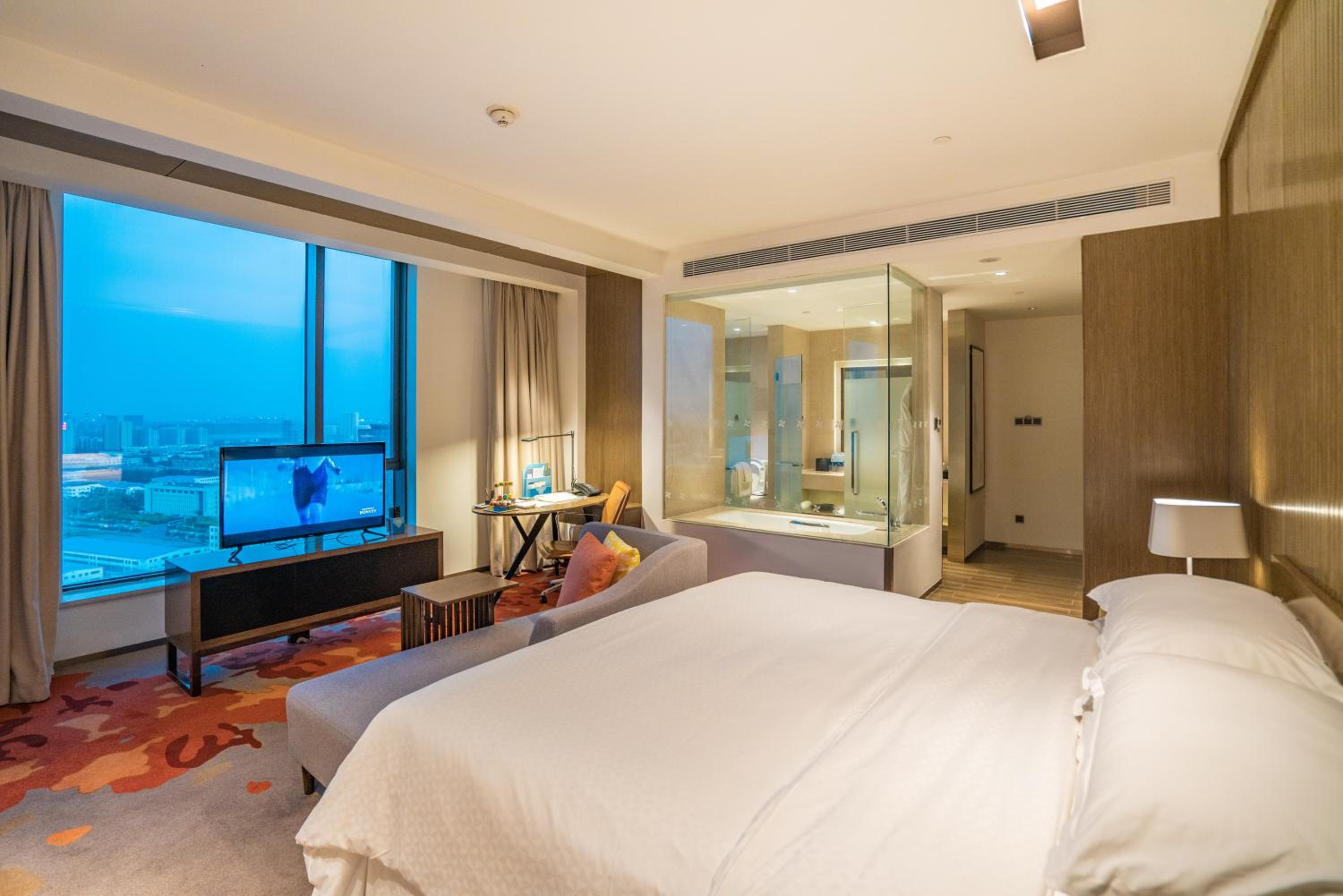 Deluxe King Room photo 2