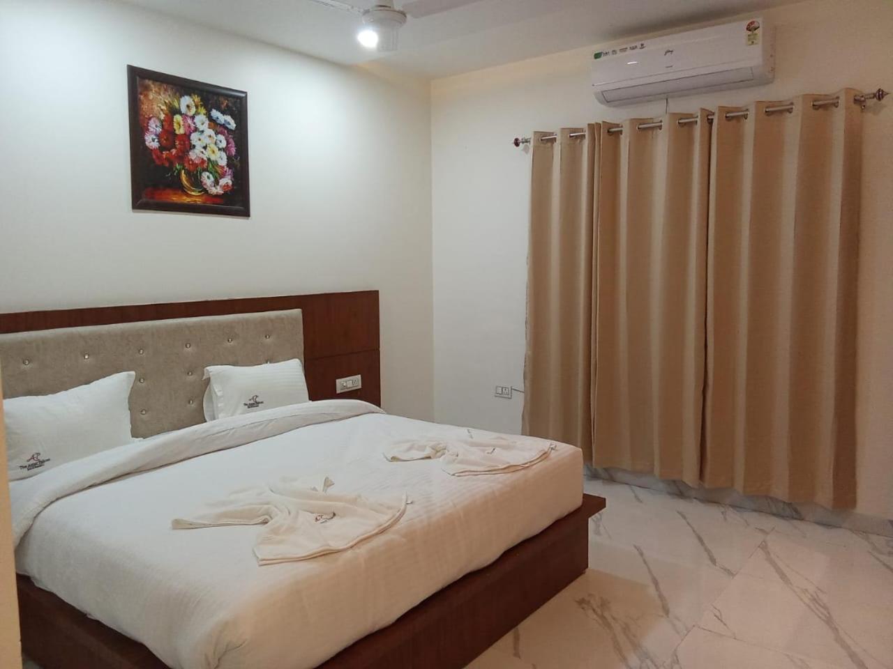 Deluxe Double Room (2 Adults + 1 Child) photo 1