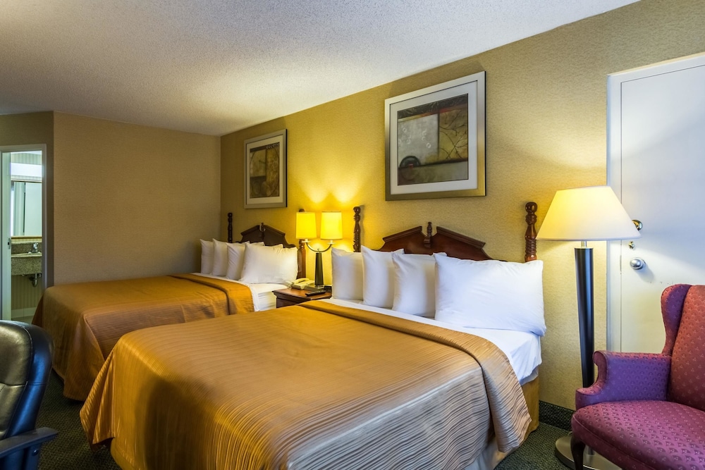 Standard Room, 2 Queen Beds, Smoking - Photo 3