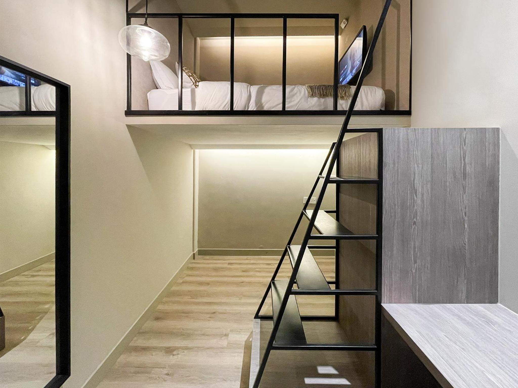 Cabin M, Shared Bathroom