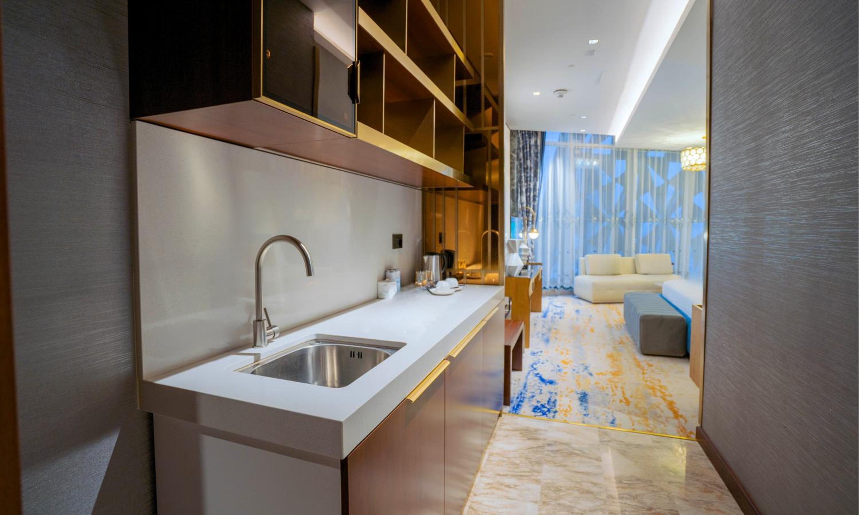 Premium King Room with Kitchenette - Photo 7