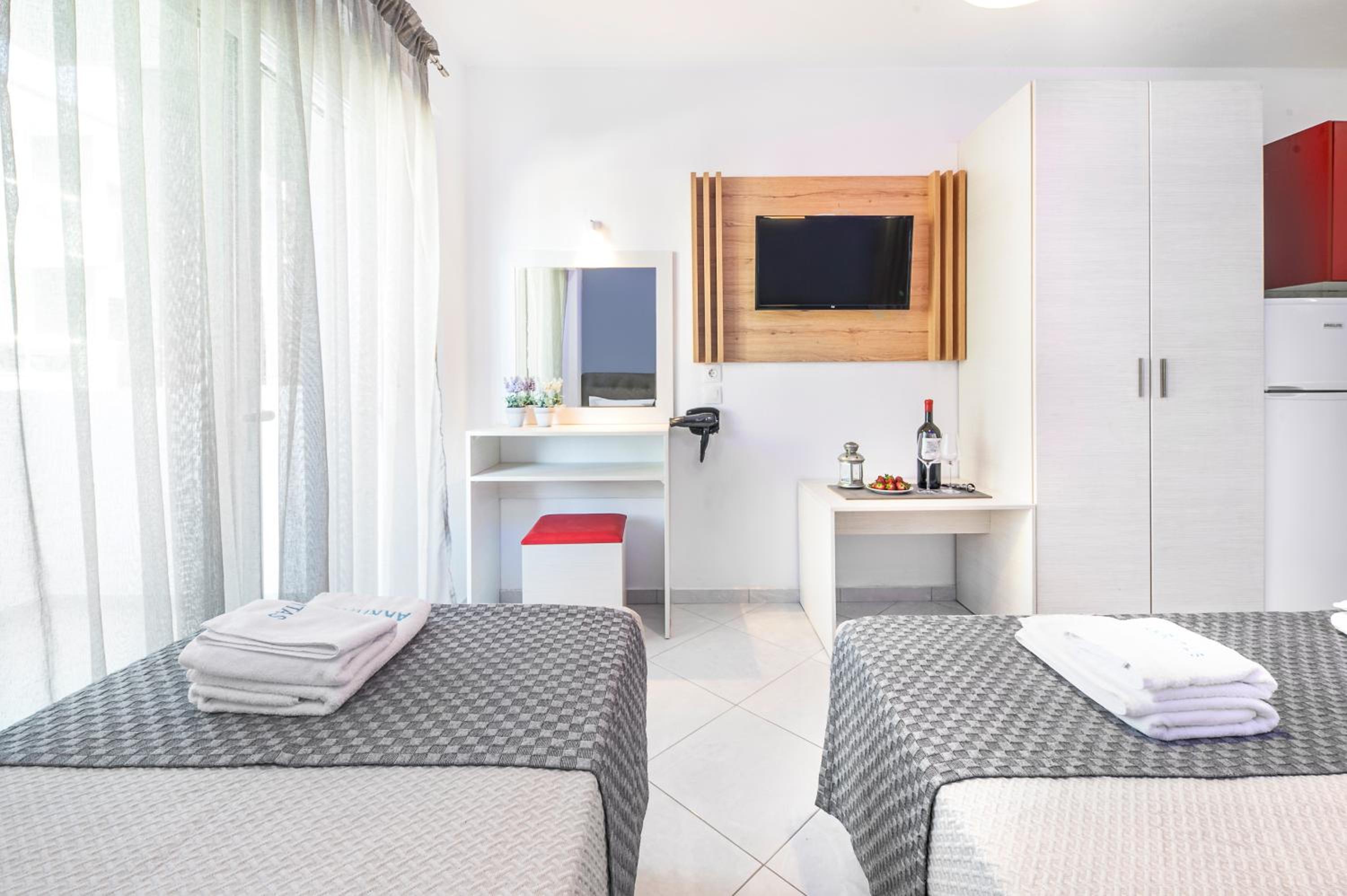 Triple Room with Pool View photo 3