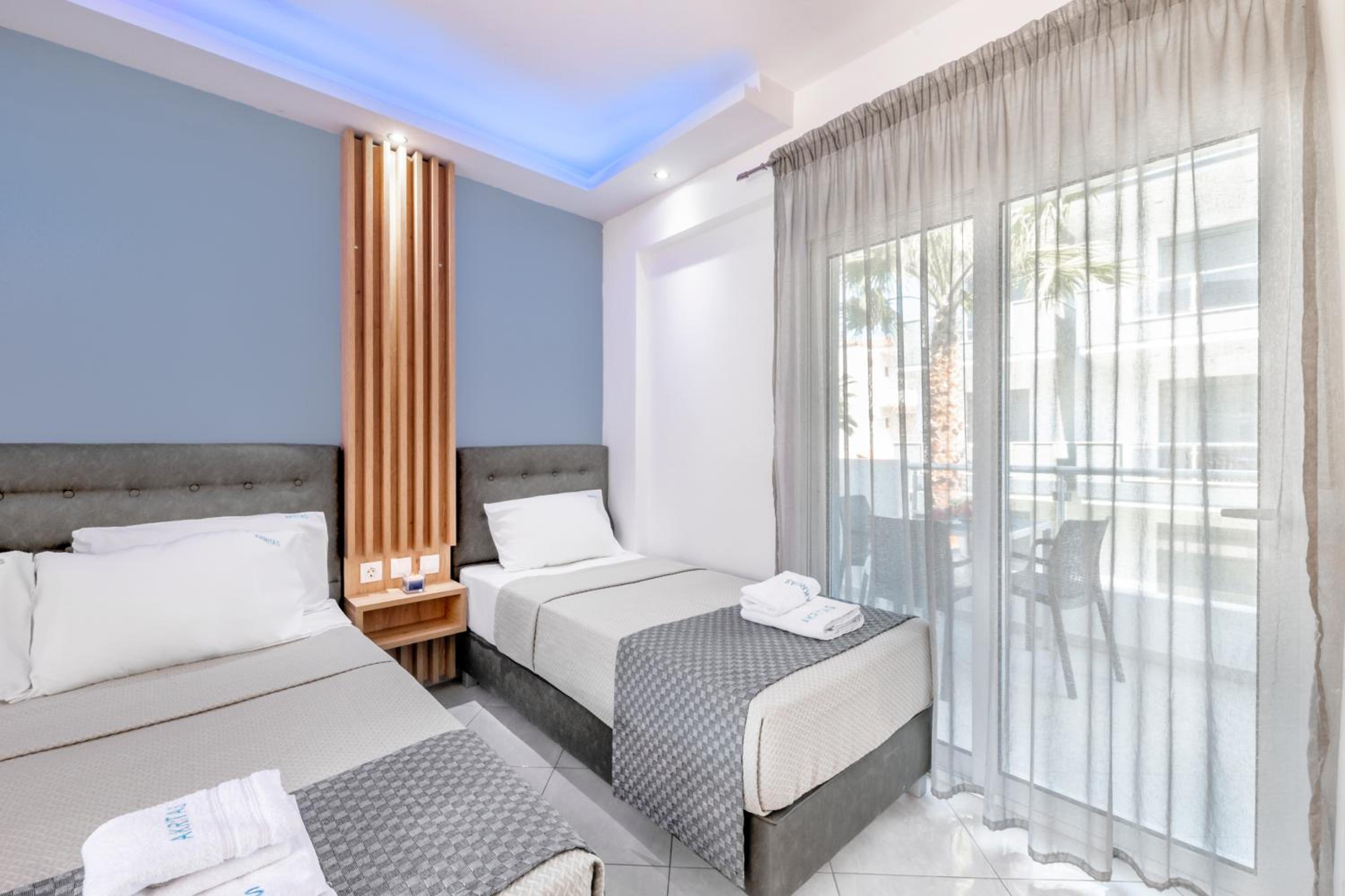 Triple Room with Pool View photo 2