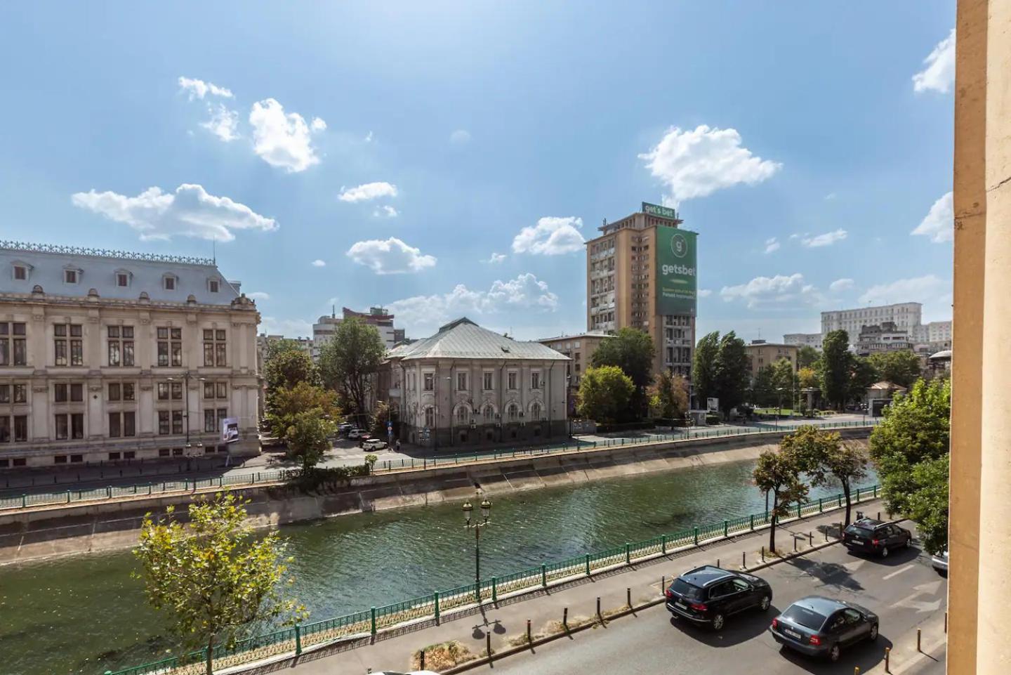 Premier One-Bedroom Apartment with River View - No Balcony photo 3