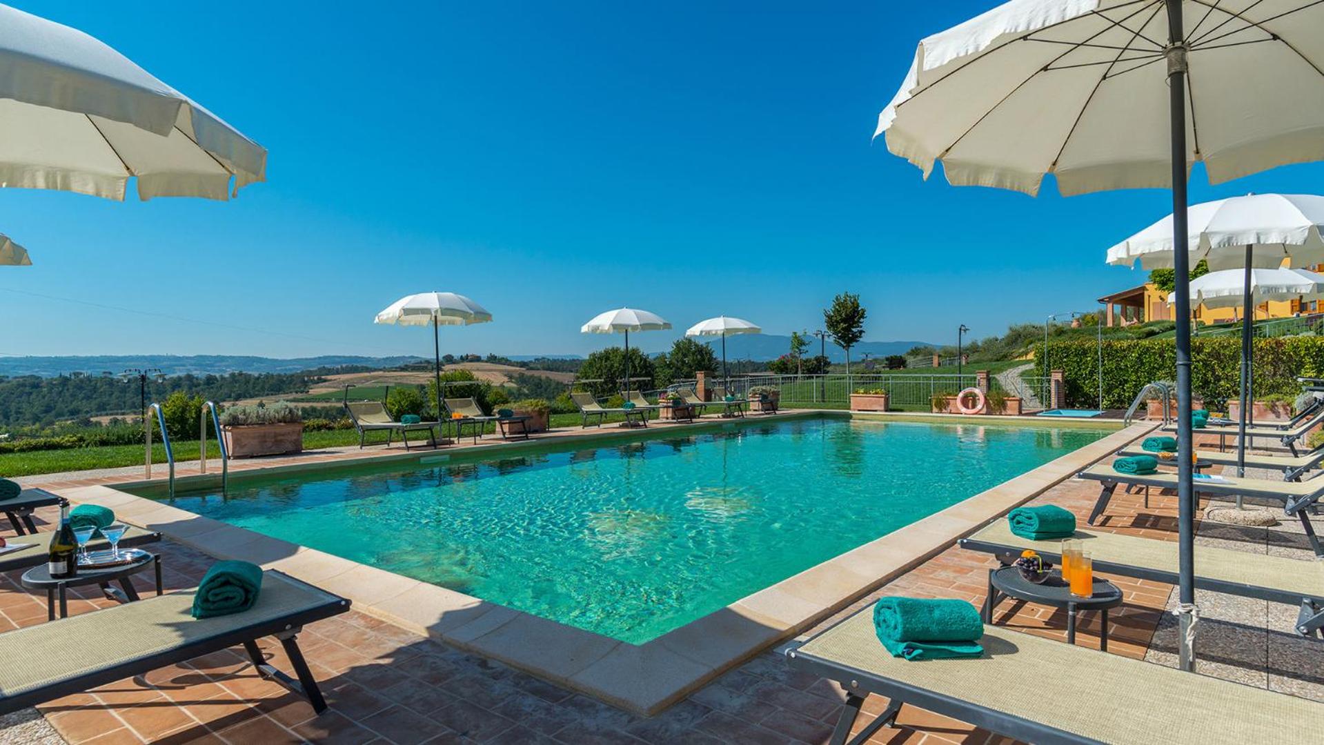 Eight-Bedroom Villa photo 3