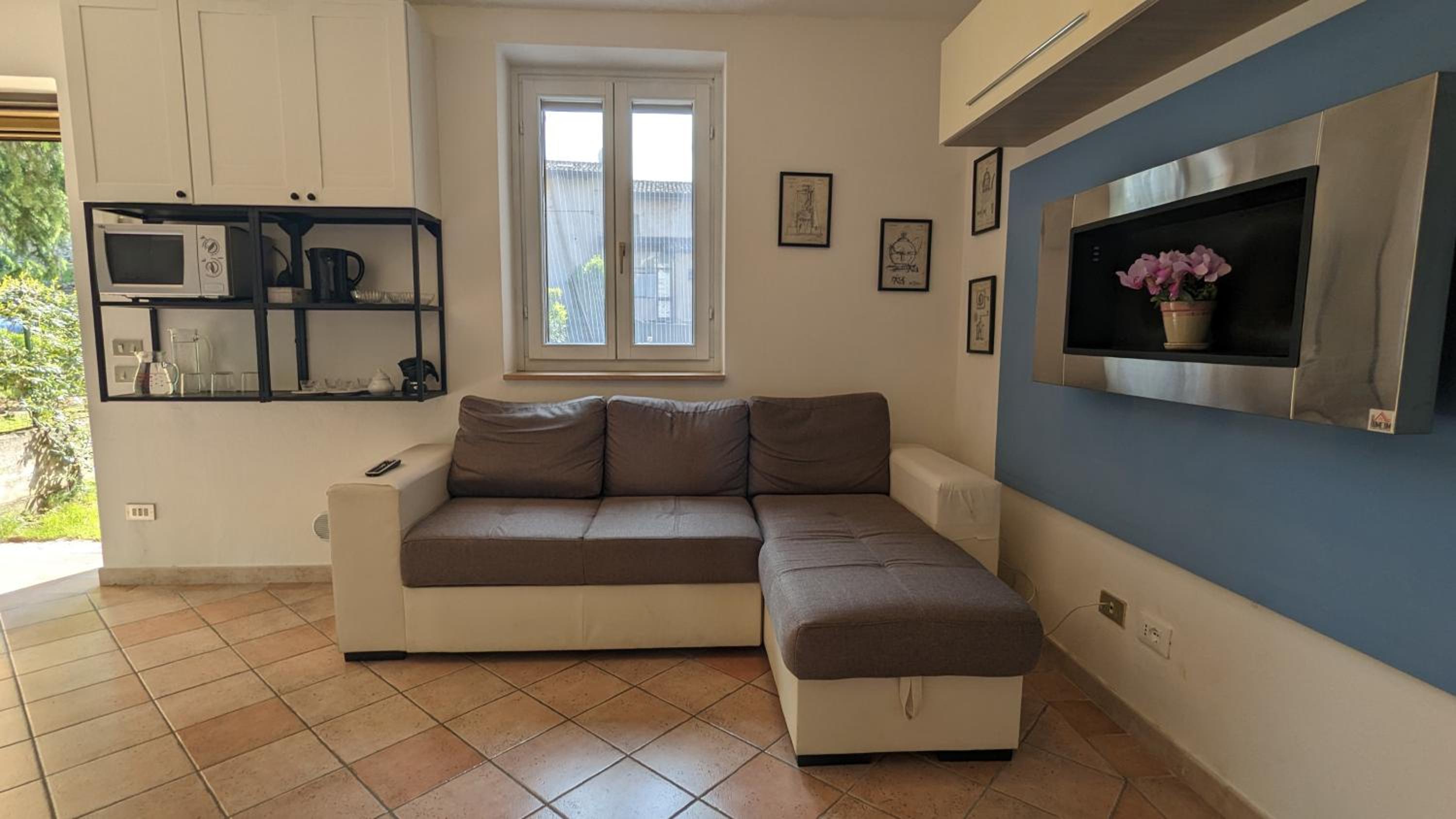 One-Bedroom Apartment photo 1