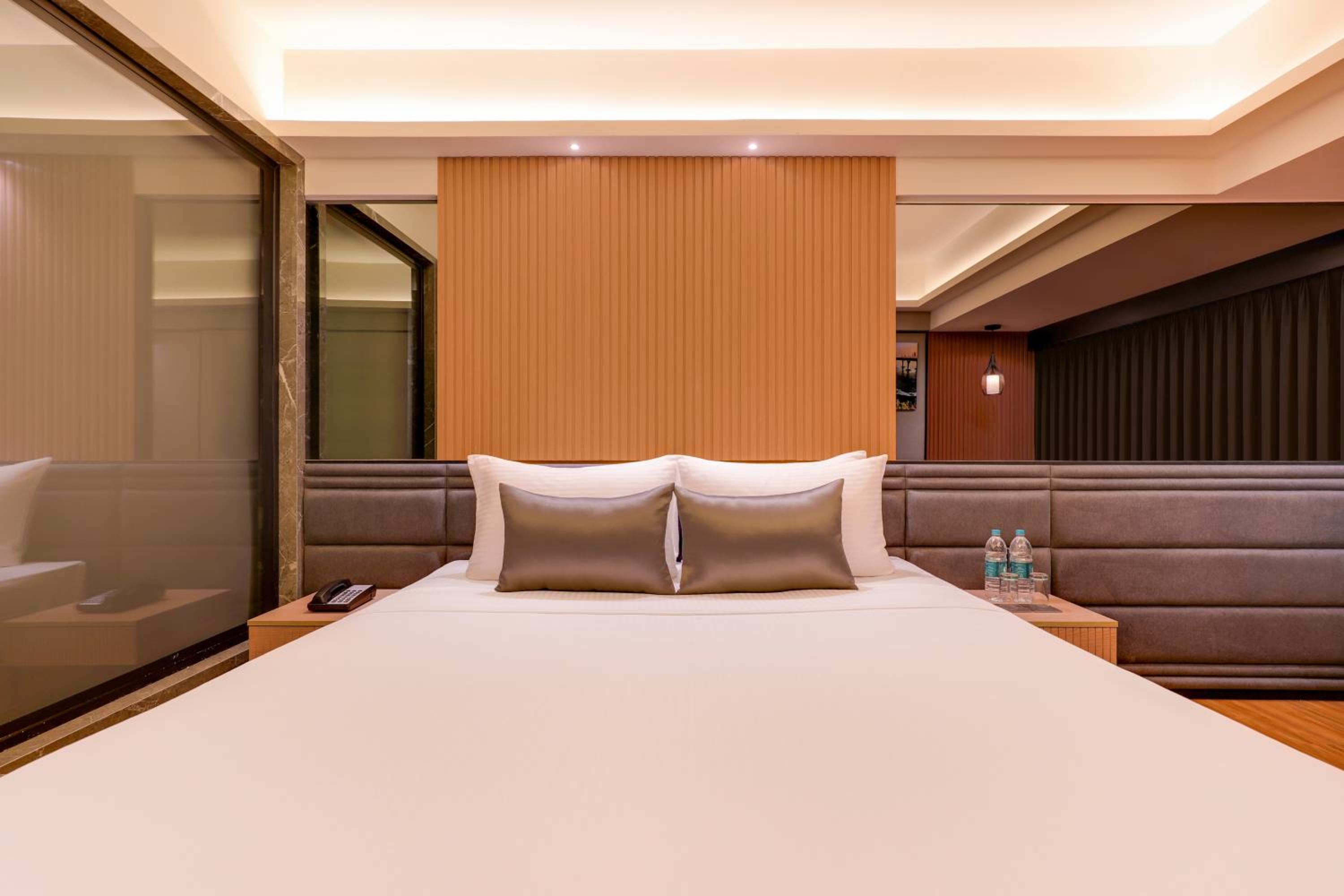 Deluxe King Room  (10% Discount on Laundry service) - Photo 1