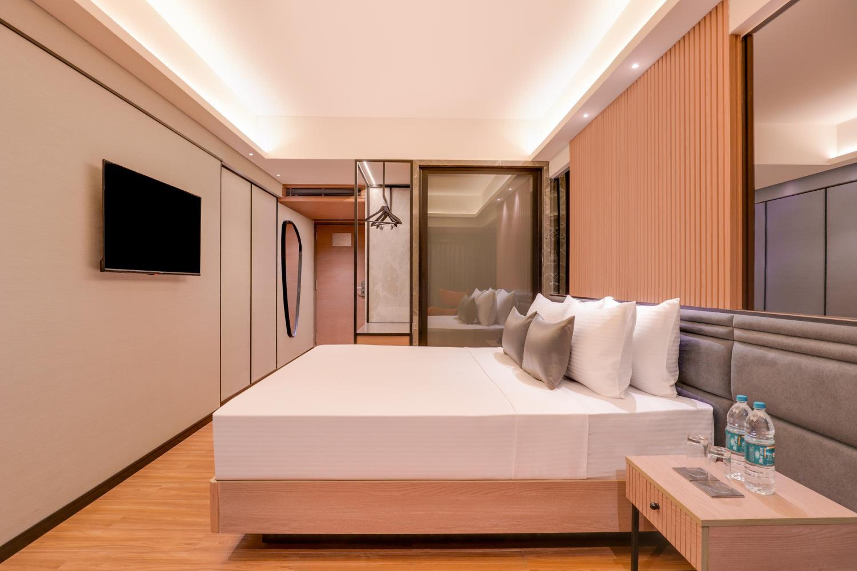 Deluxe King Room  (10% Discount on Laundry service) - Photo 3