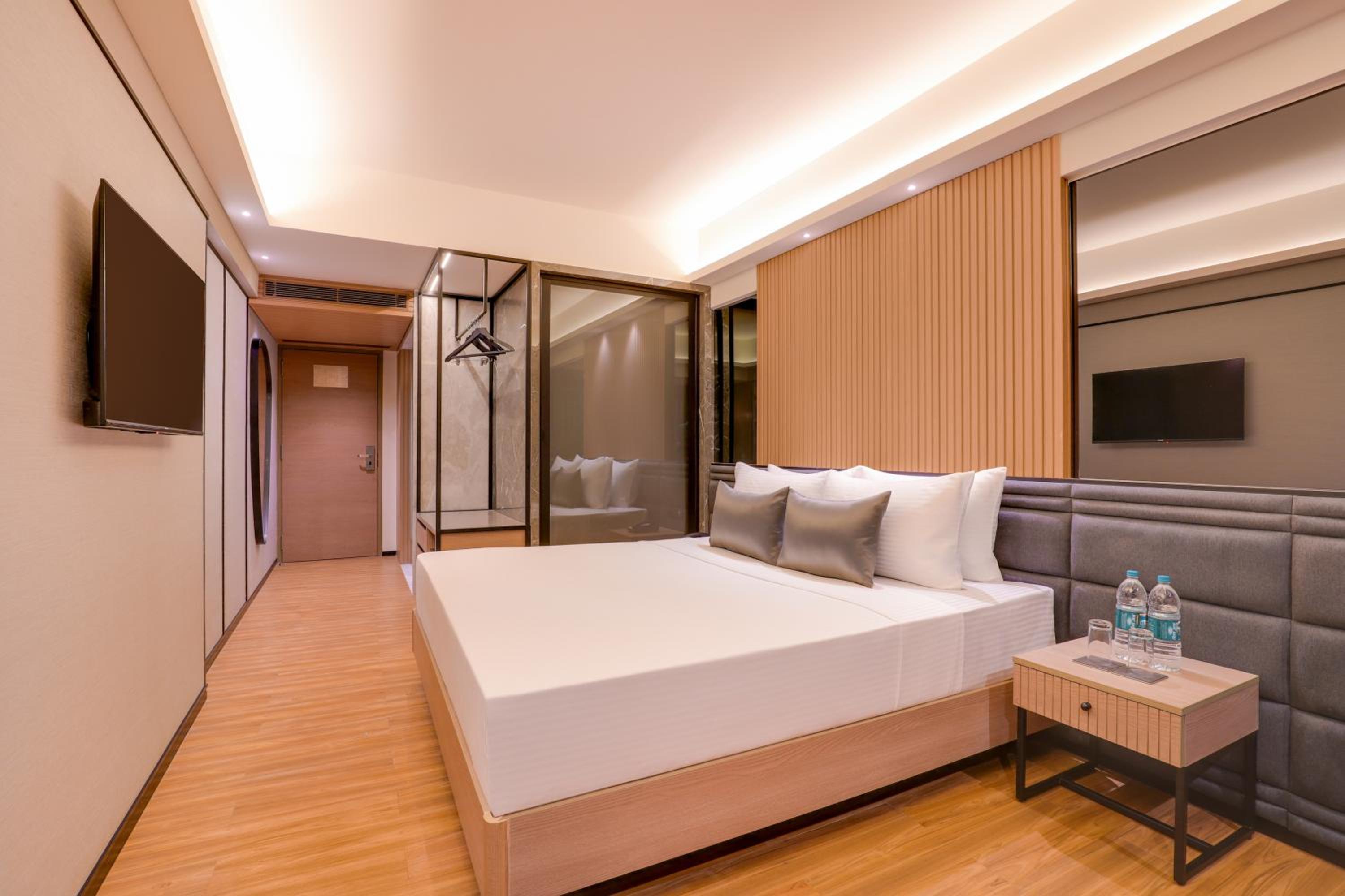 Deluxe King Room  (10% Discount on Laundry service) - Photo 4