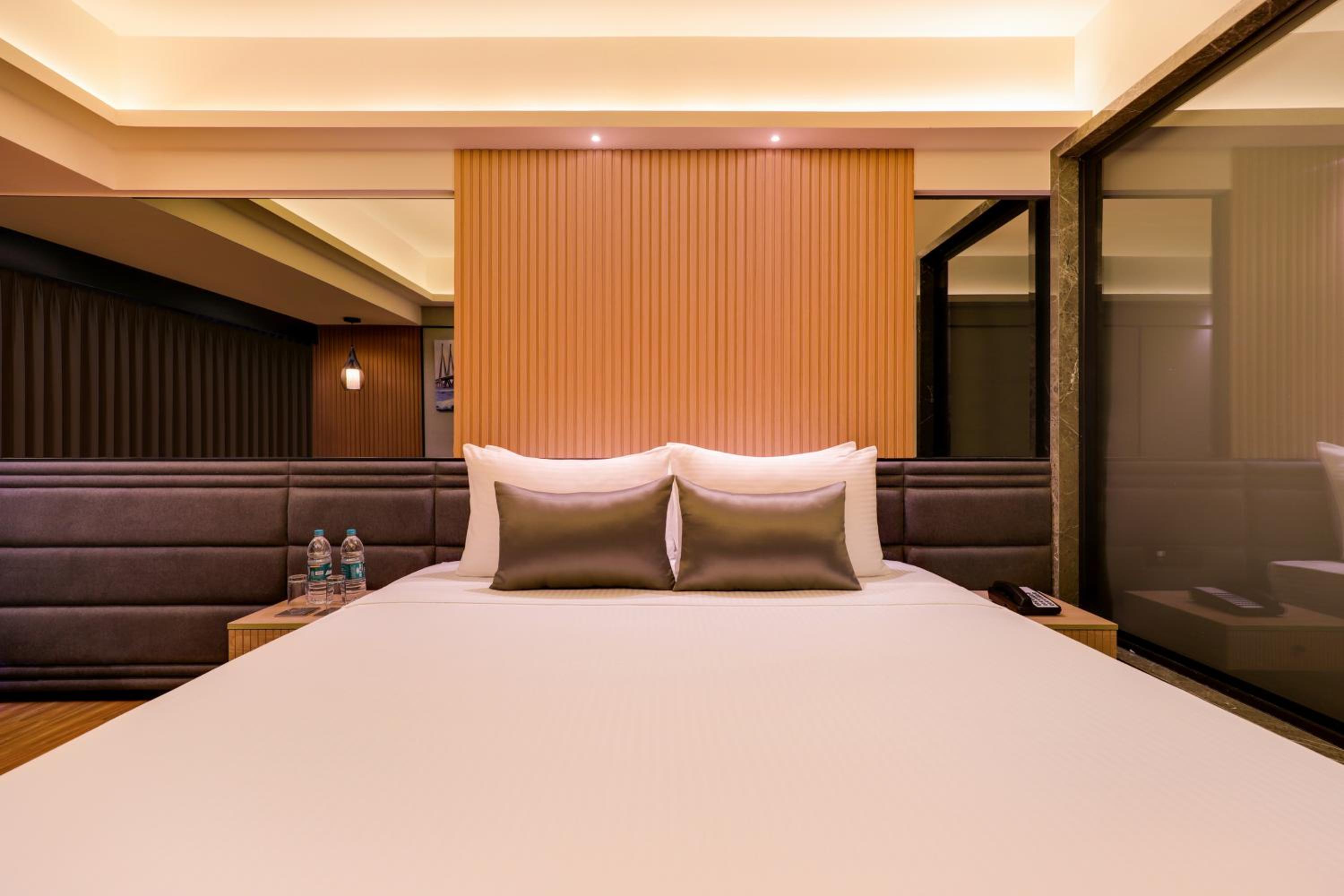  Executive King Room (Complimentary HI tea and 10% discount on Laundry Service) - Photo 7