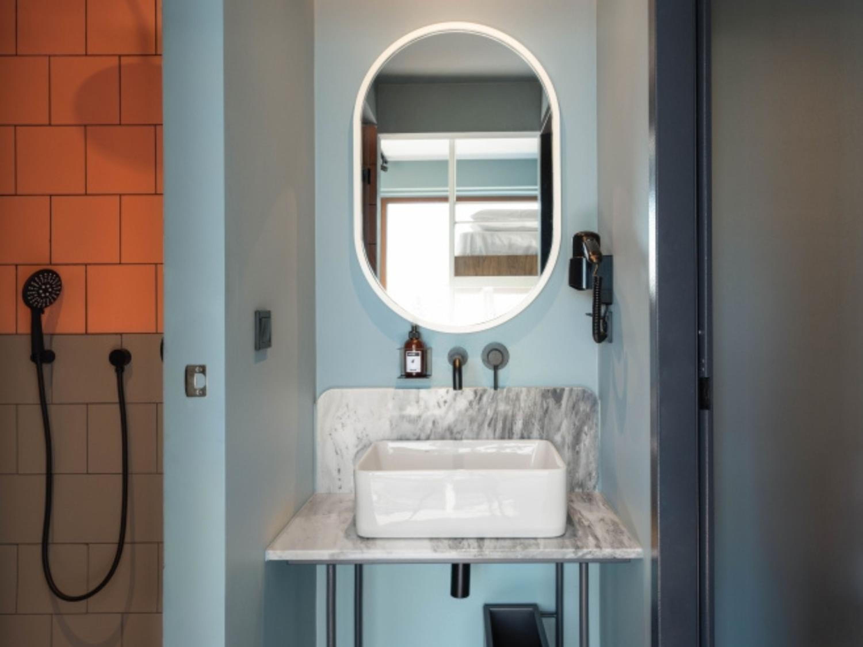 Corner Room with Panoramic View - Photo 7