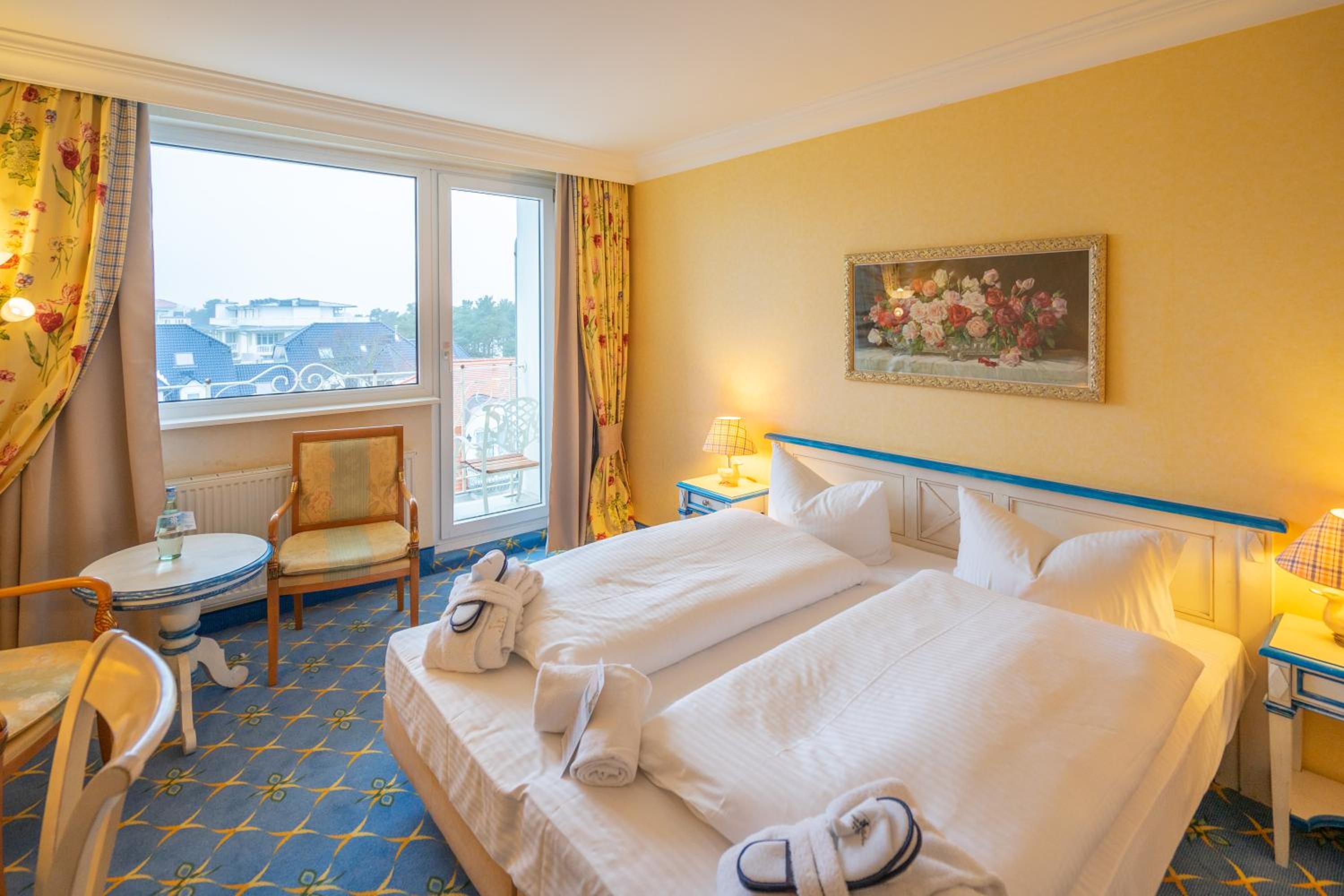 Double Room with City View and Balcony thumbnail 5