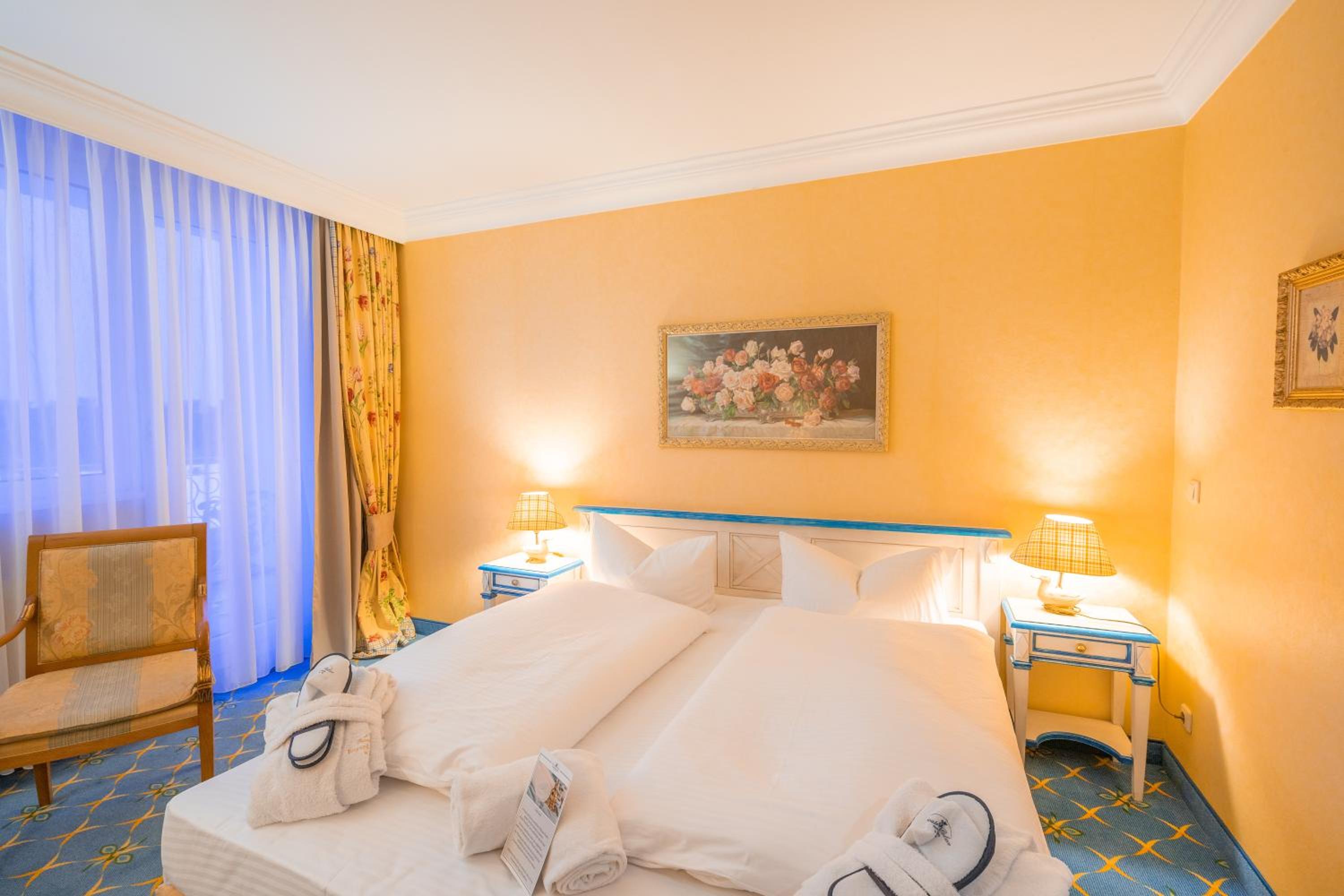 Double Room with City View and Balcony thumbnail 6