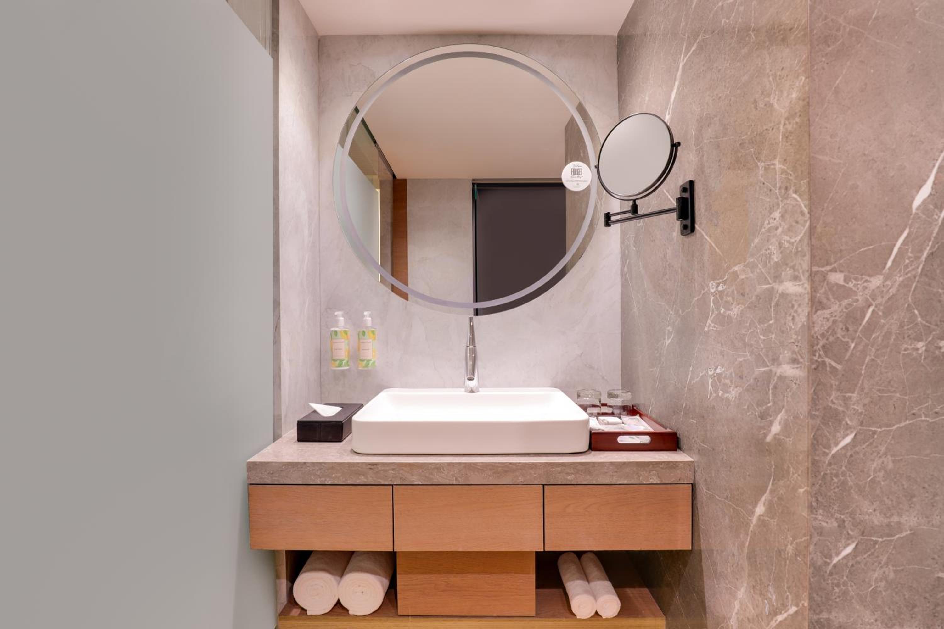 Deluxe Queen Room  (10% Discount on Laundry service) - Photo 7