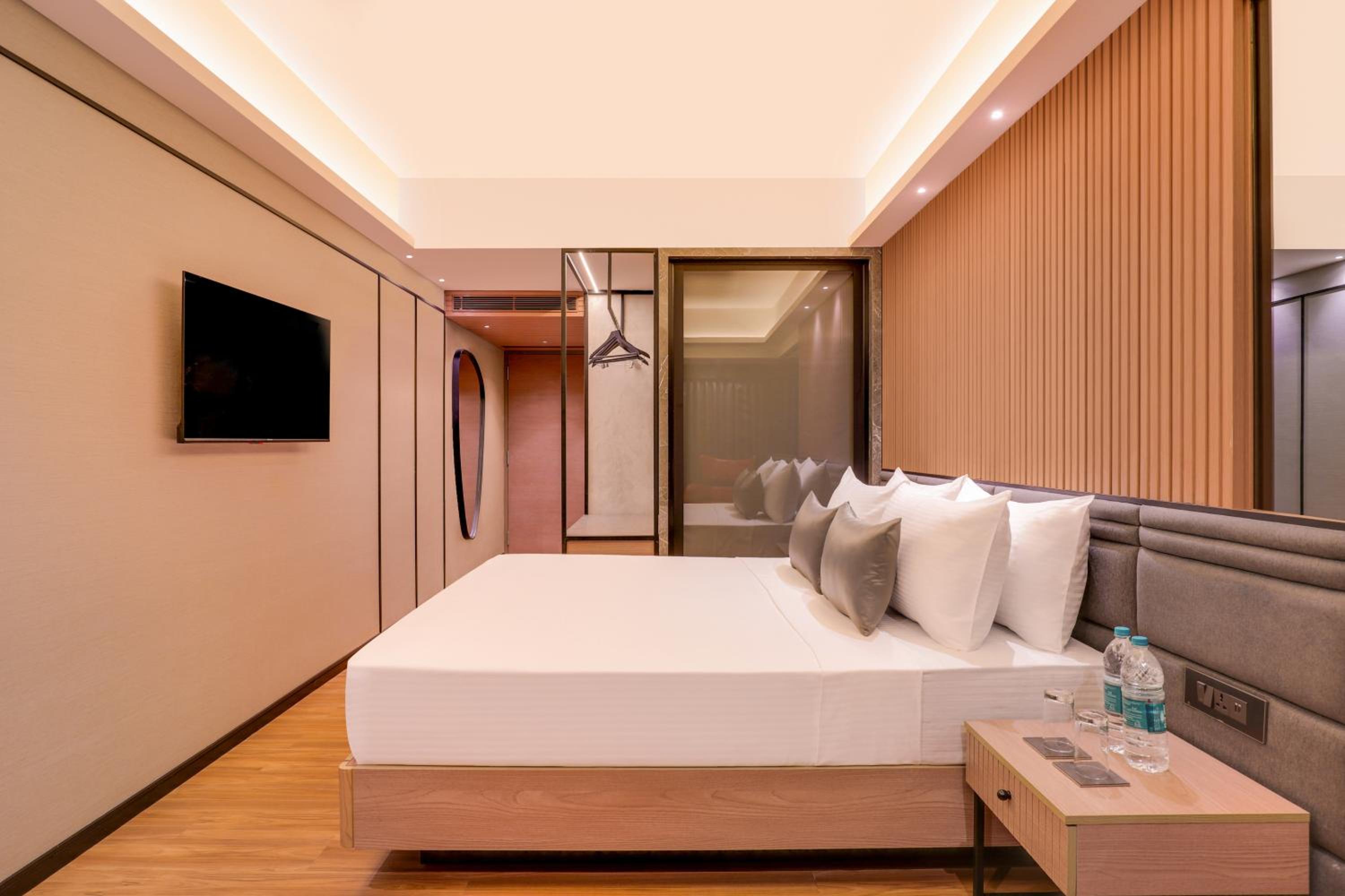 Deluxe Queen Room  (10% Discount on Laundry service) - Photo 3