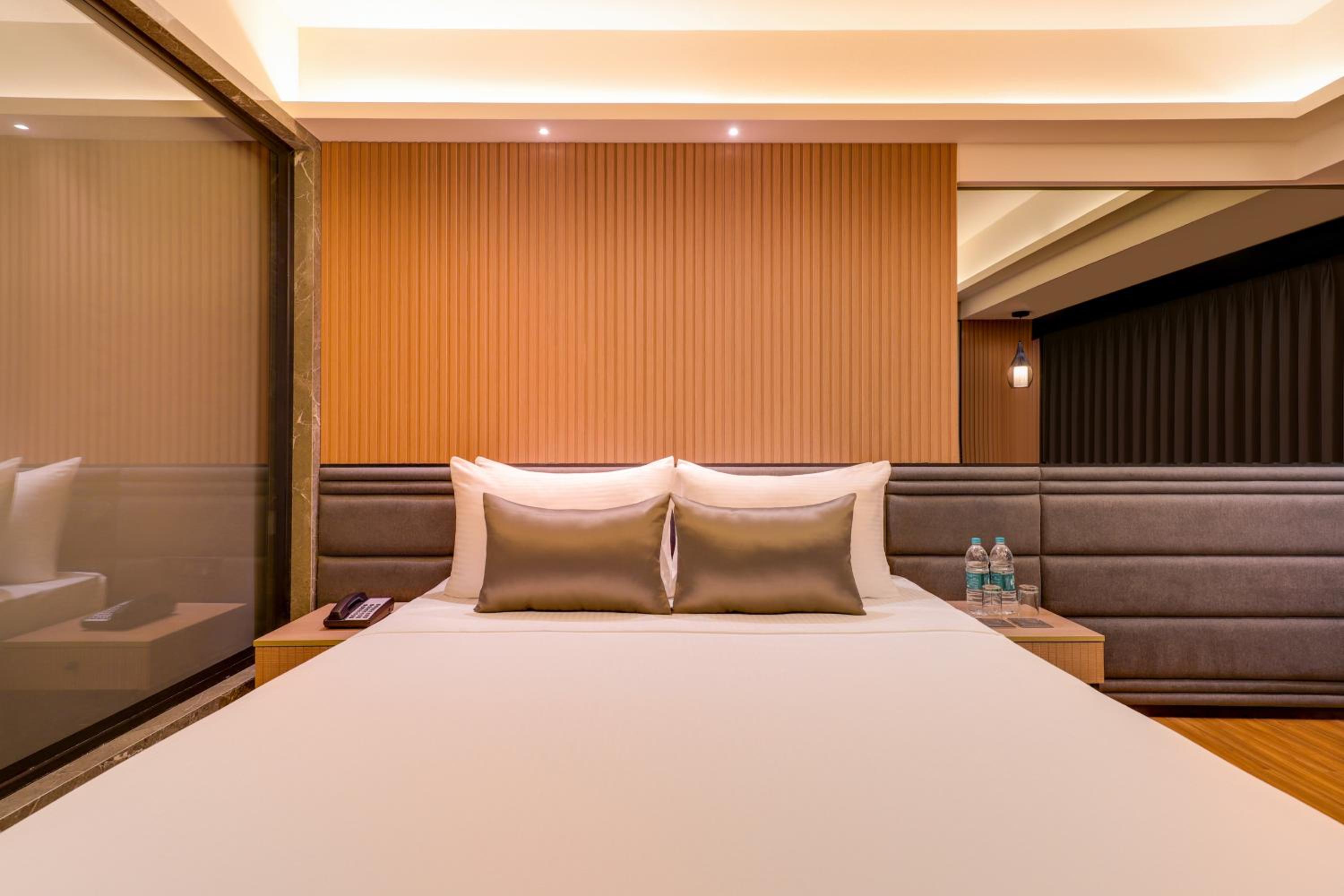 Deluxe Queen Room  (10% Discount on Laundry service) - Photo 5