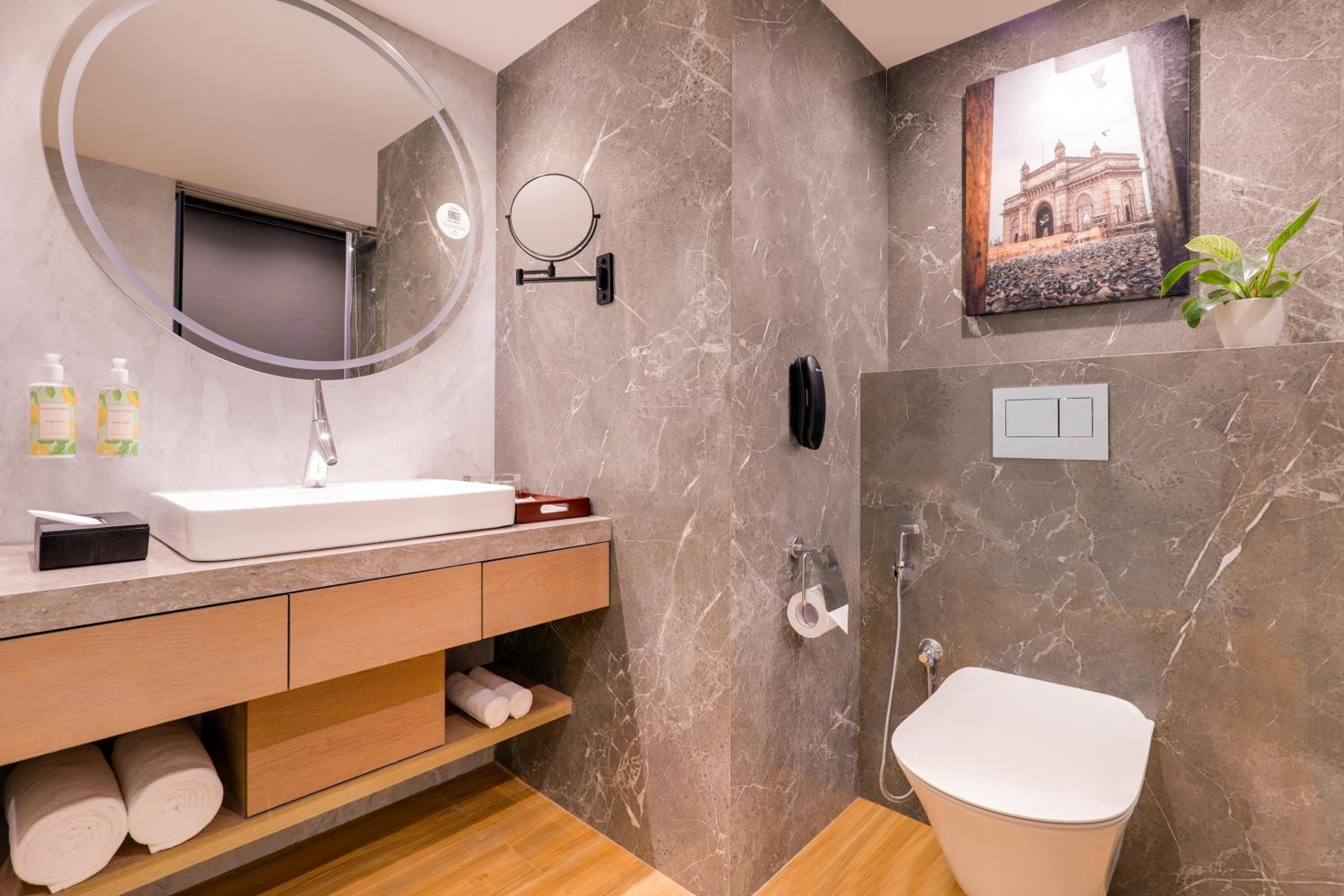 Deluxe Queen Room  (10% Discount on Laundry service) - Photo 6