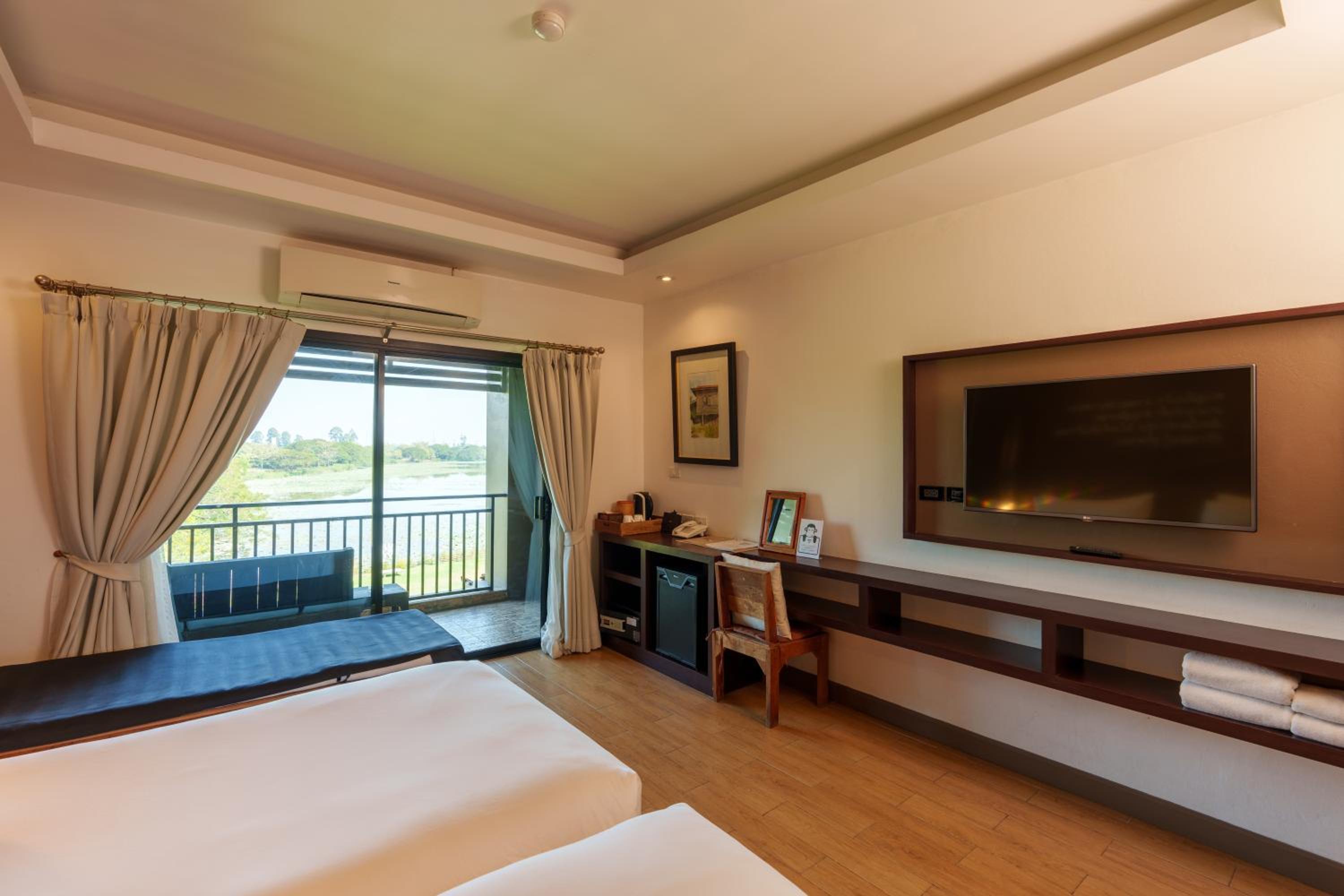 Twin Room with Lake View photo 2