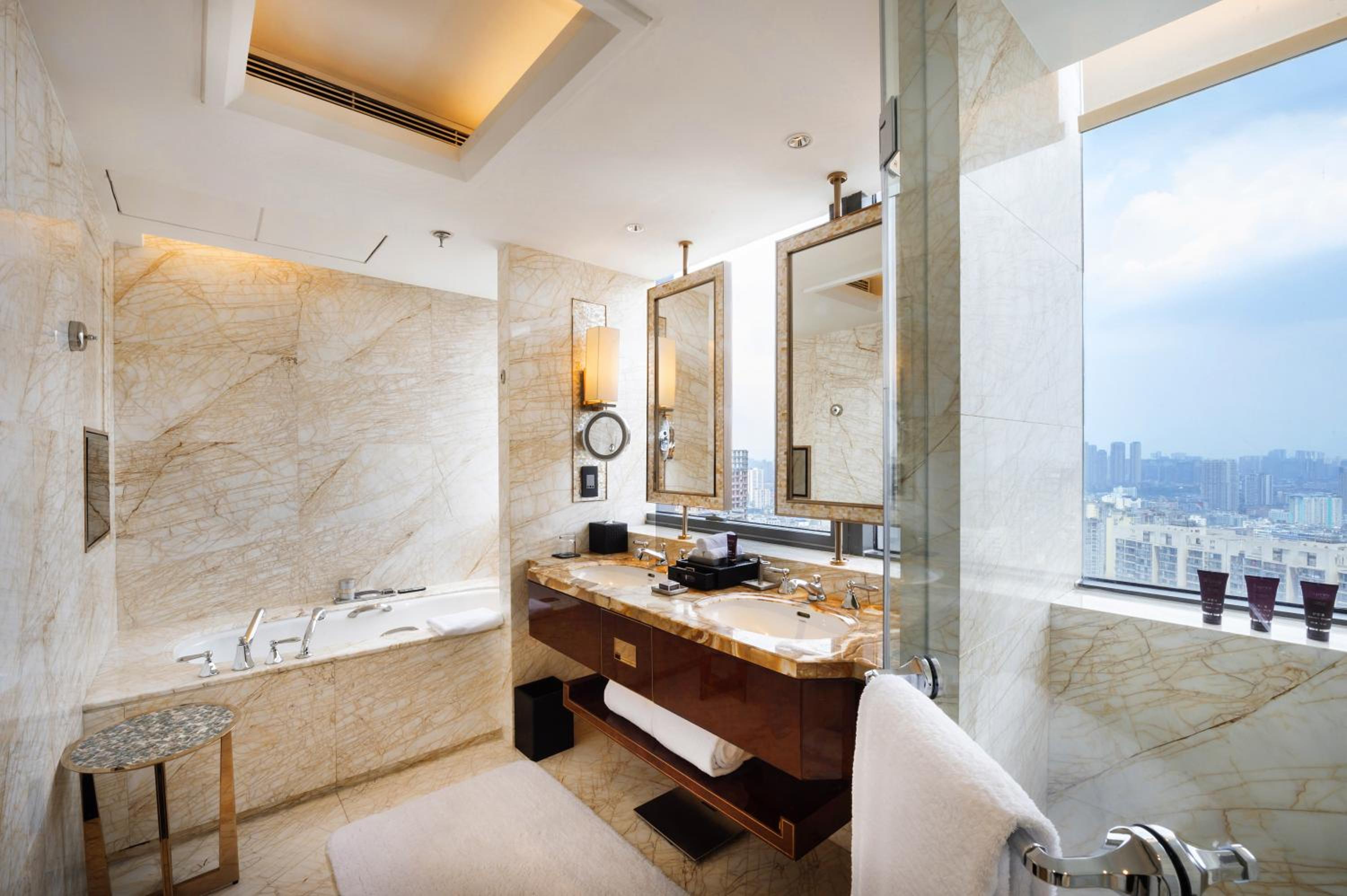 Club Premier Suite thumbnail 5