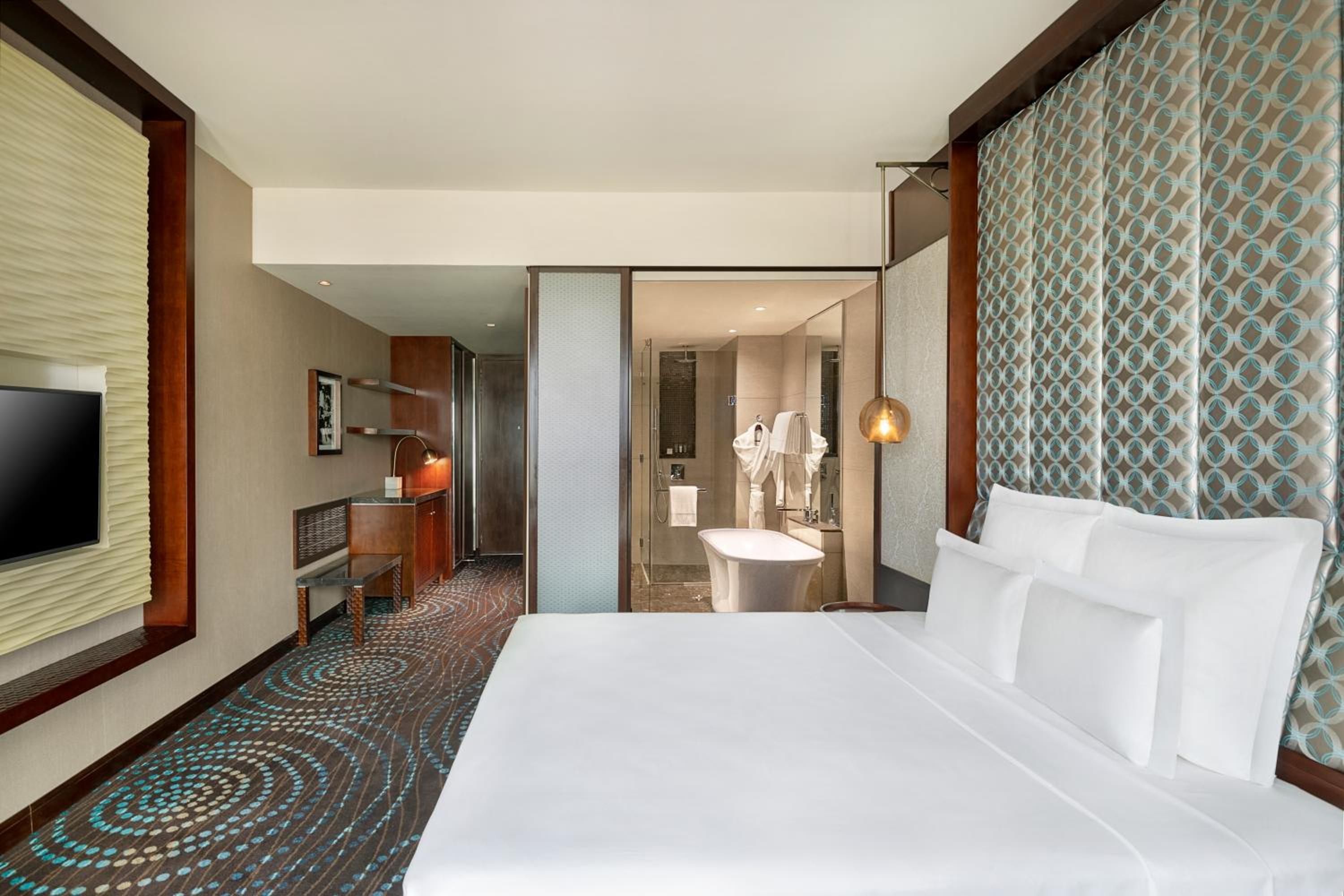 Executive King Room with 20% discount on food, beverages, spa and laundry | Complimentary one way airport transfer | Lounge access and cocktail hours thumbnail 6