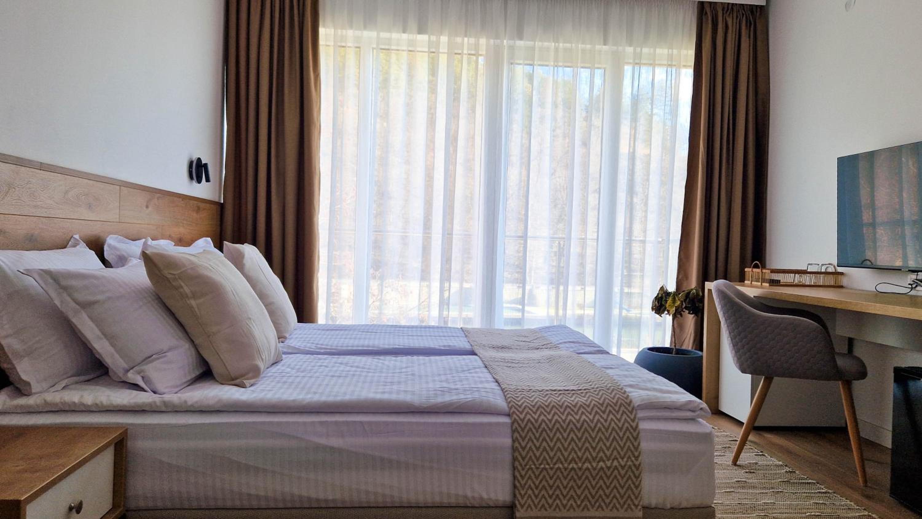Deluxe Double or Twin Room with Lake View photo 2
