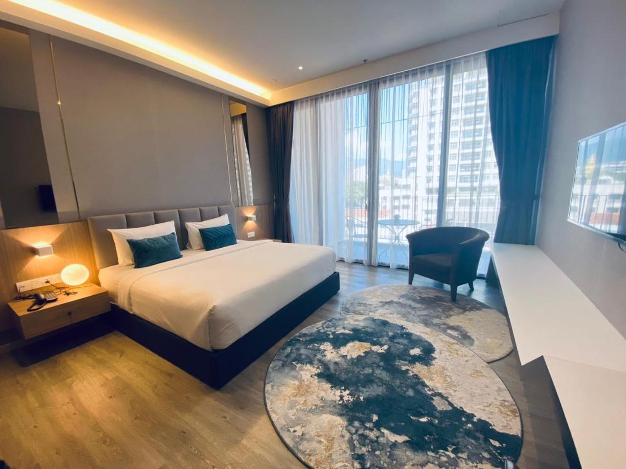King Room with Balcony - Photo 2