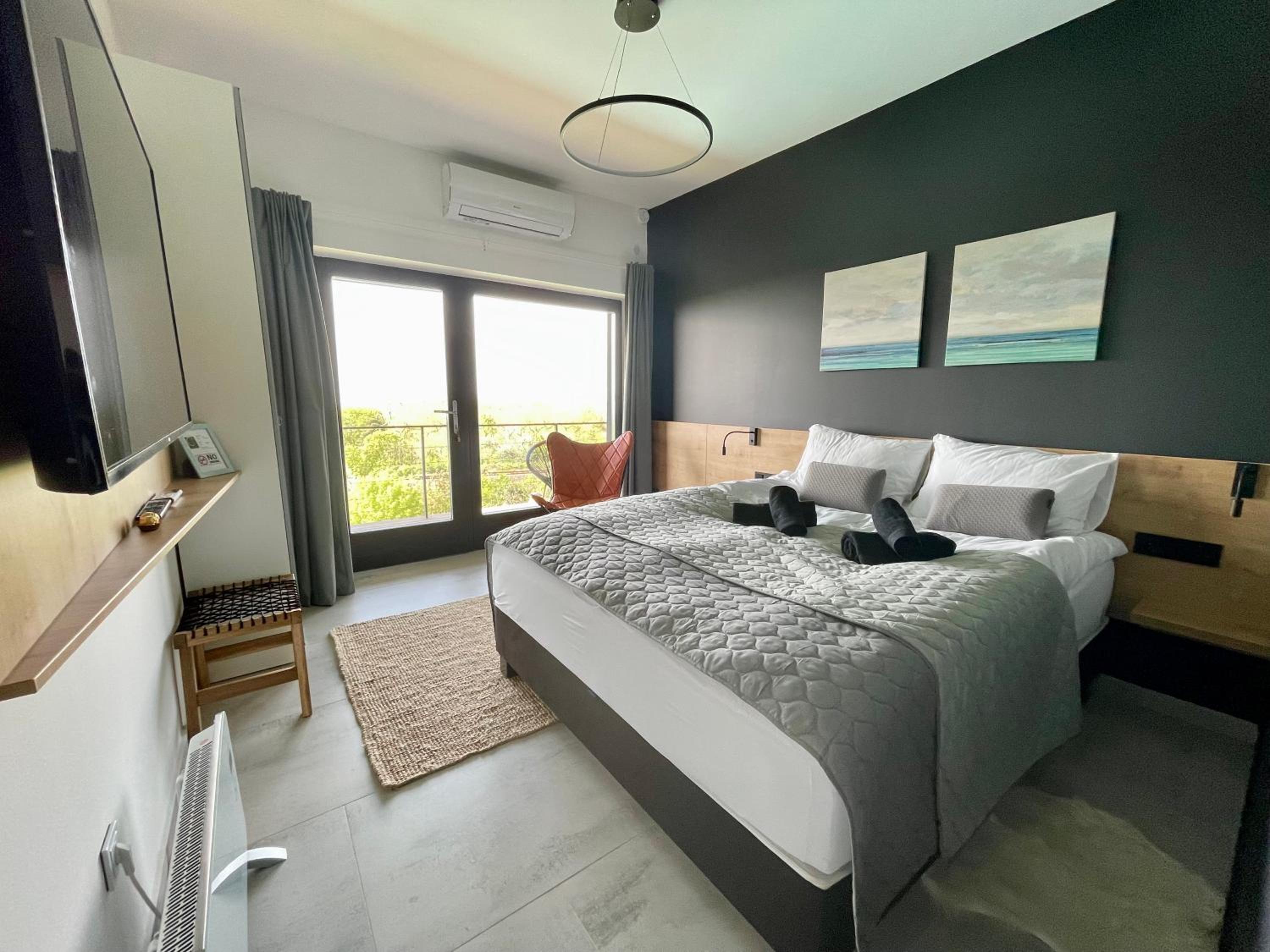 Superior Double or Twin Room with Lake View photo 1