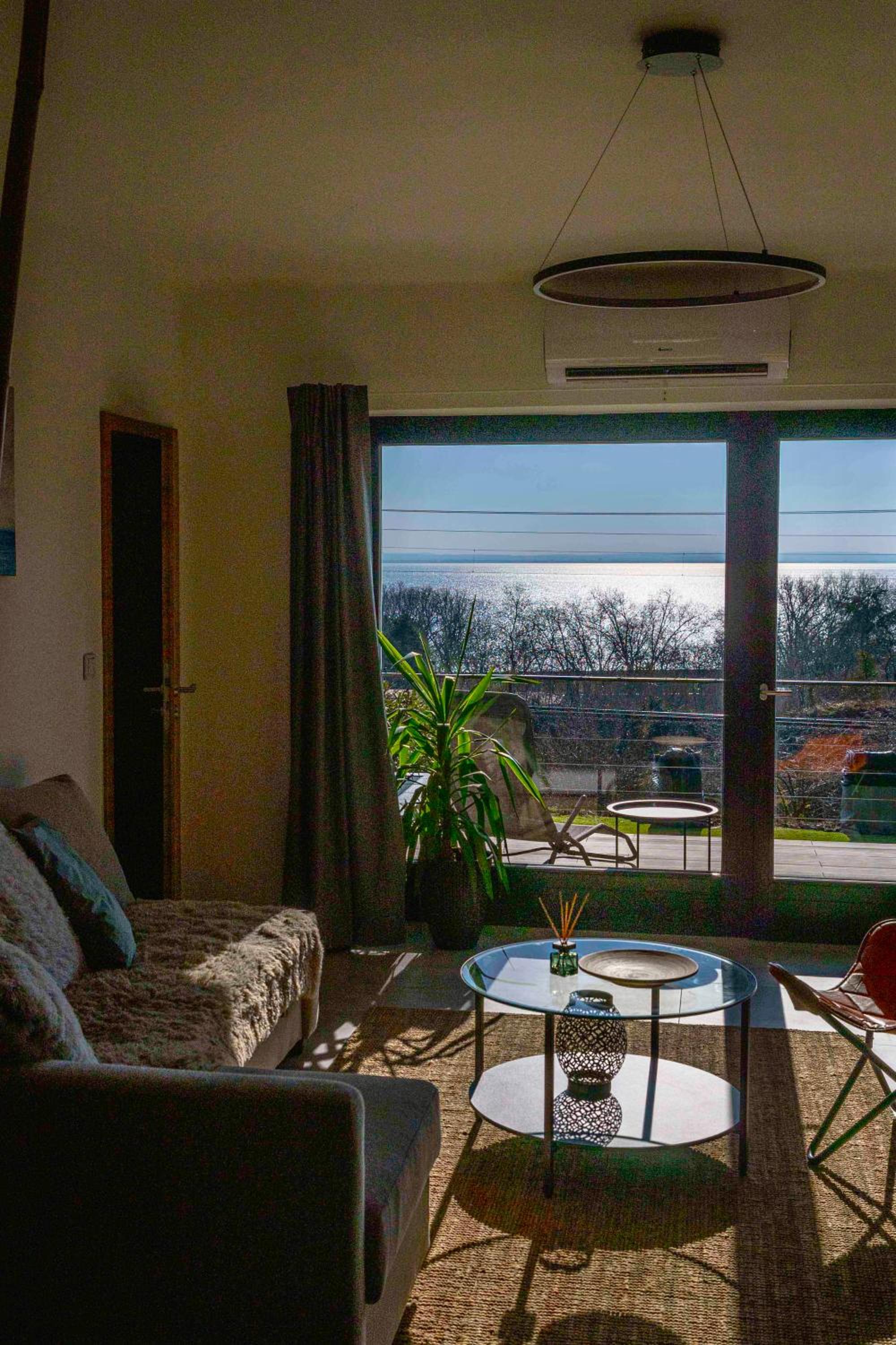 Two-Bedroom Apartment with Bay View photo 1