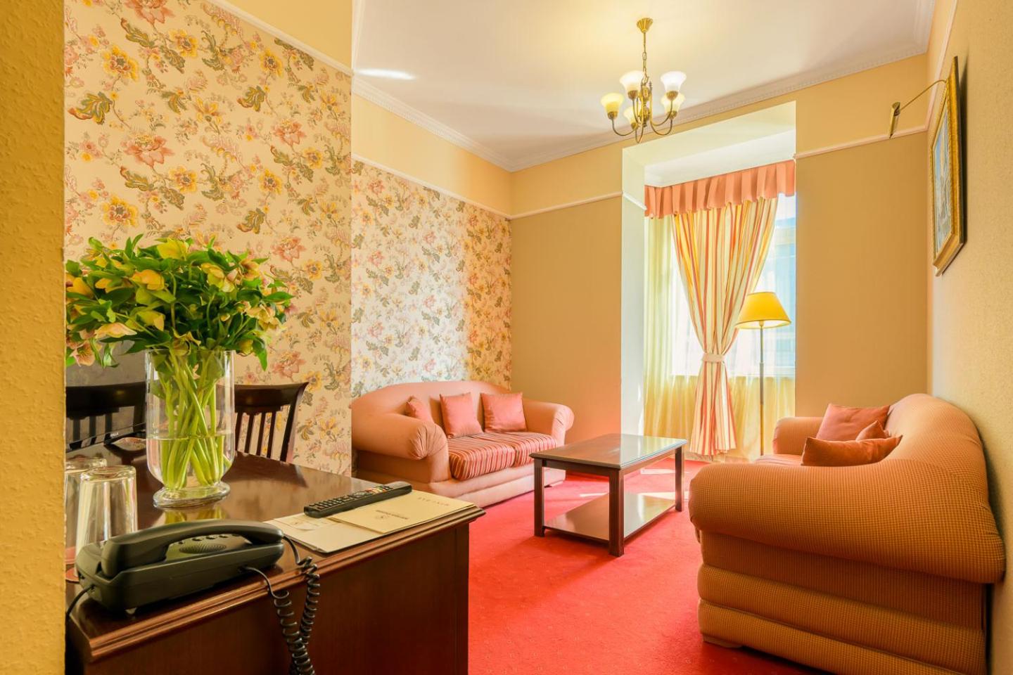 One-Bedroom Suite (2 Adults + 1 Child) - Photo 9