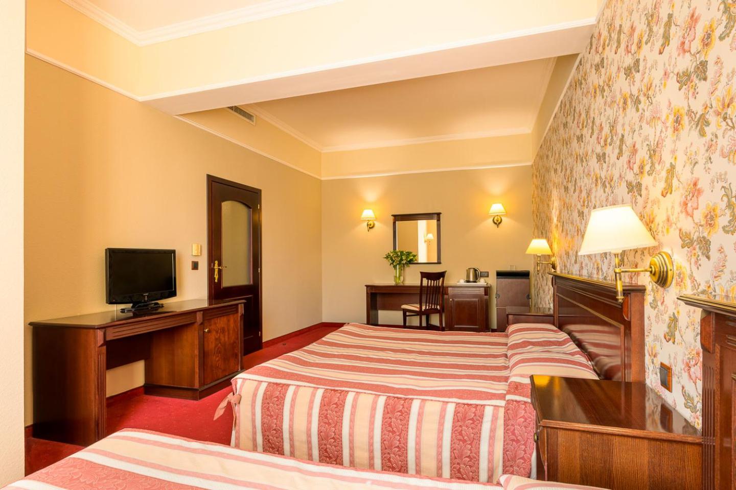 One-Bedroom Suite (2 Adults + 1 Child) - Photo 2
