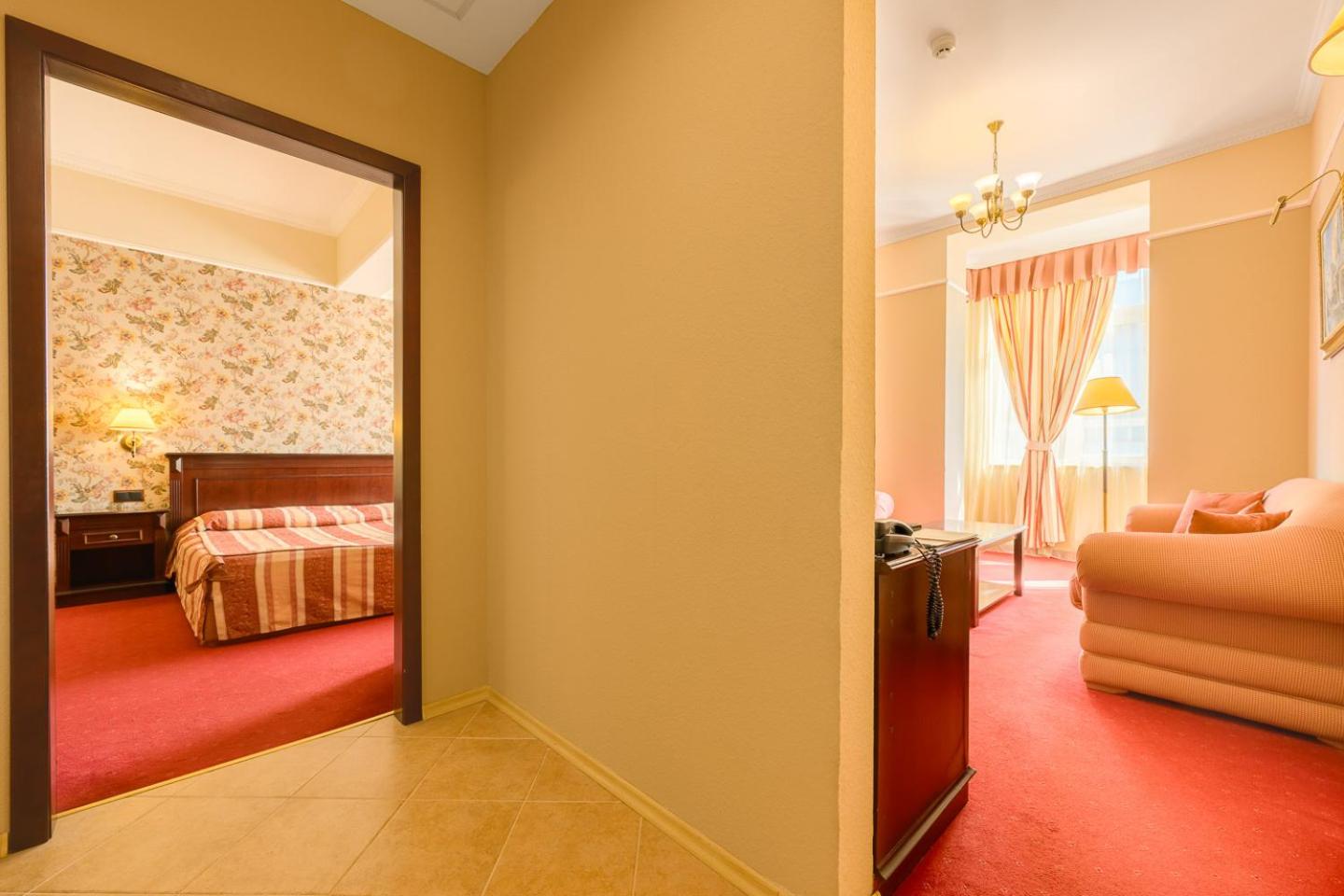 One-Bedroom Suite (2 Adults + 1 Child) - Photo 7