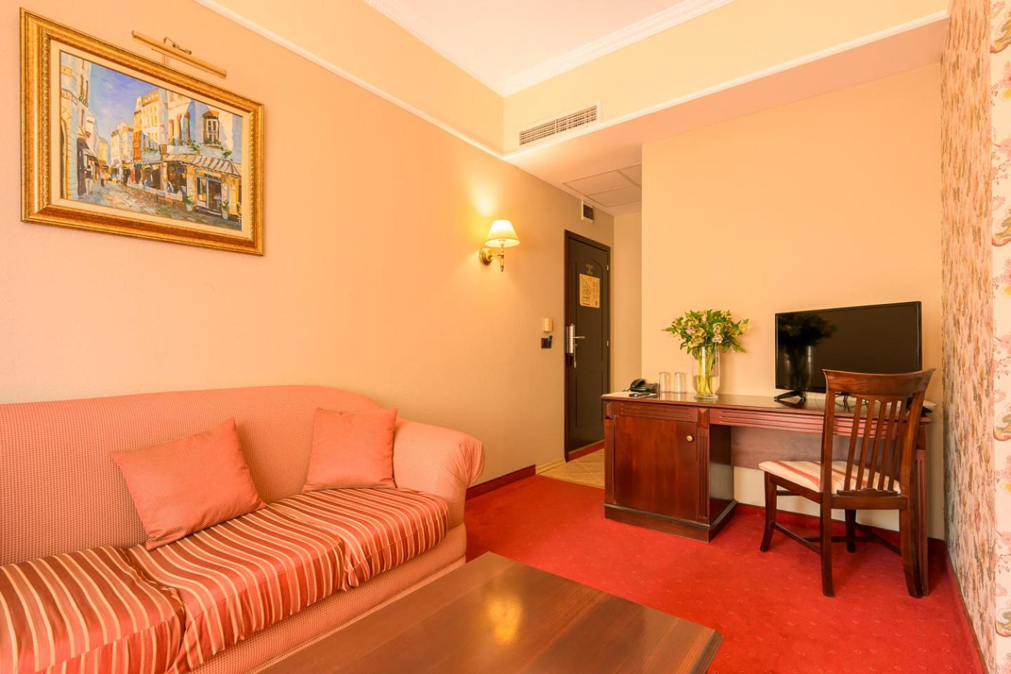 One-Bedroom Suite (2 Adults + 1 Child) - Photo 5