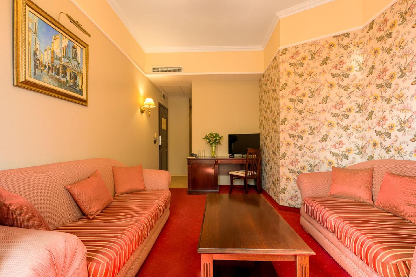One-Bedroom Suite (2 Adults + 1 Child) - Photo 8