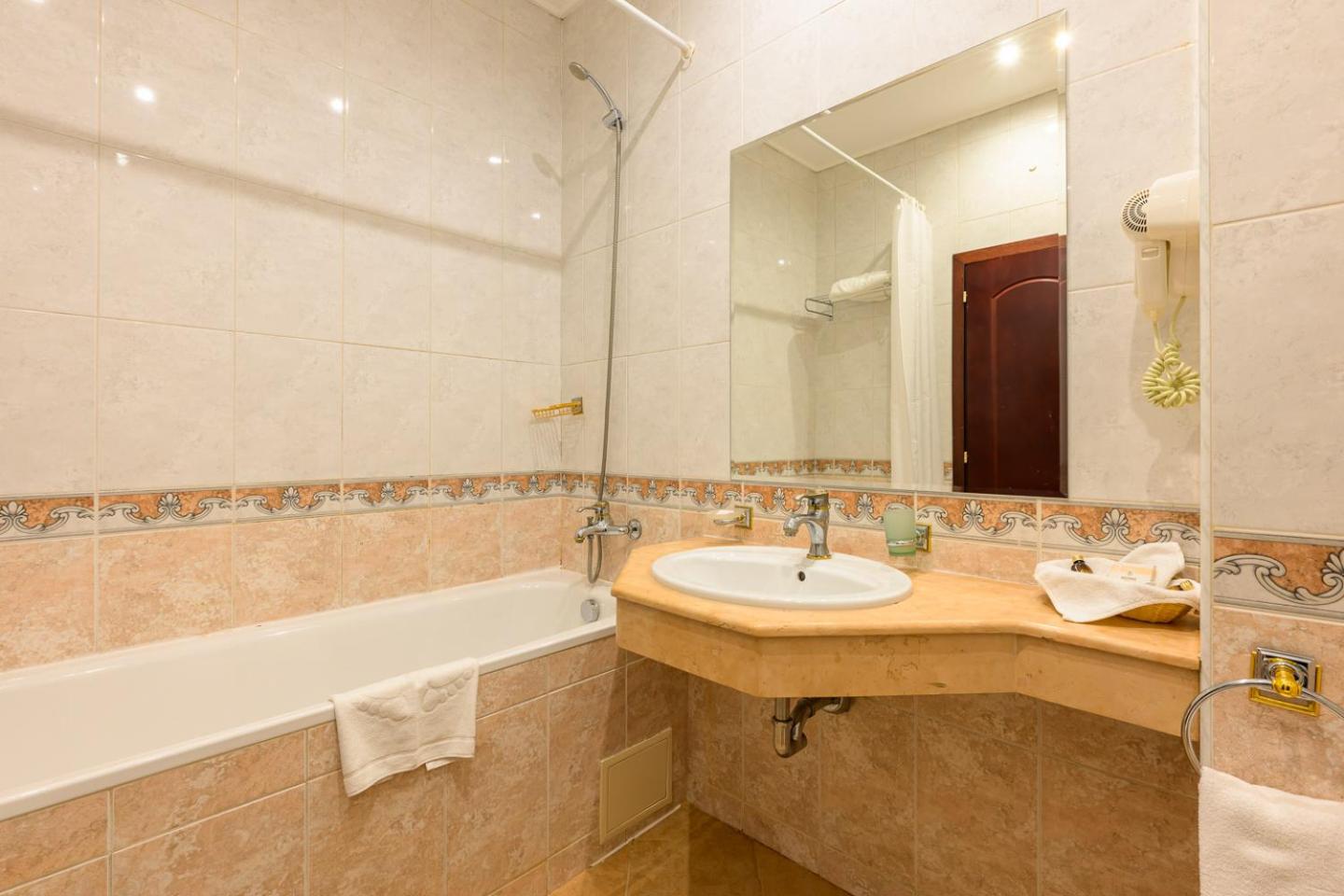 Standard Twin Room - Photo 4