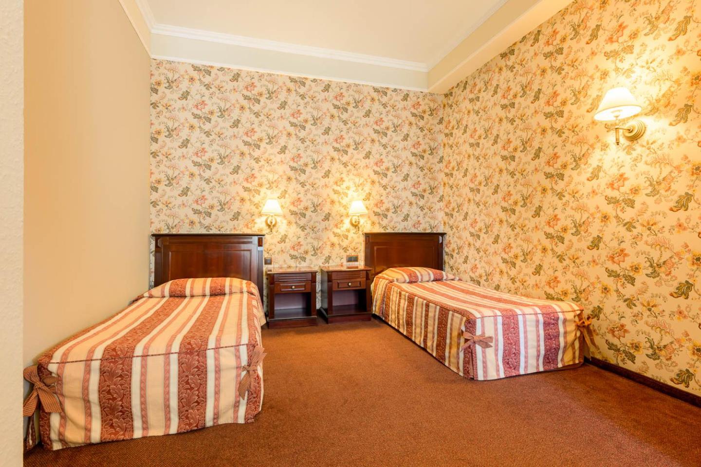 Standard Twin Room - Photo 7