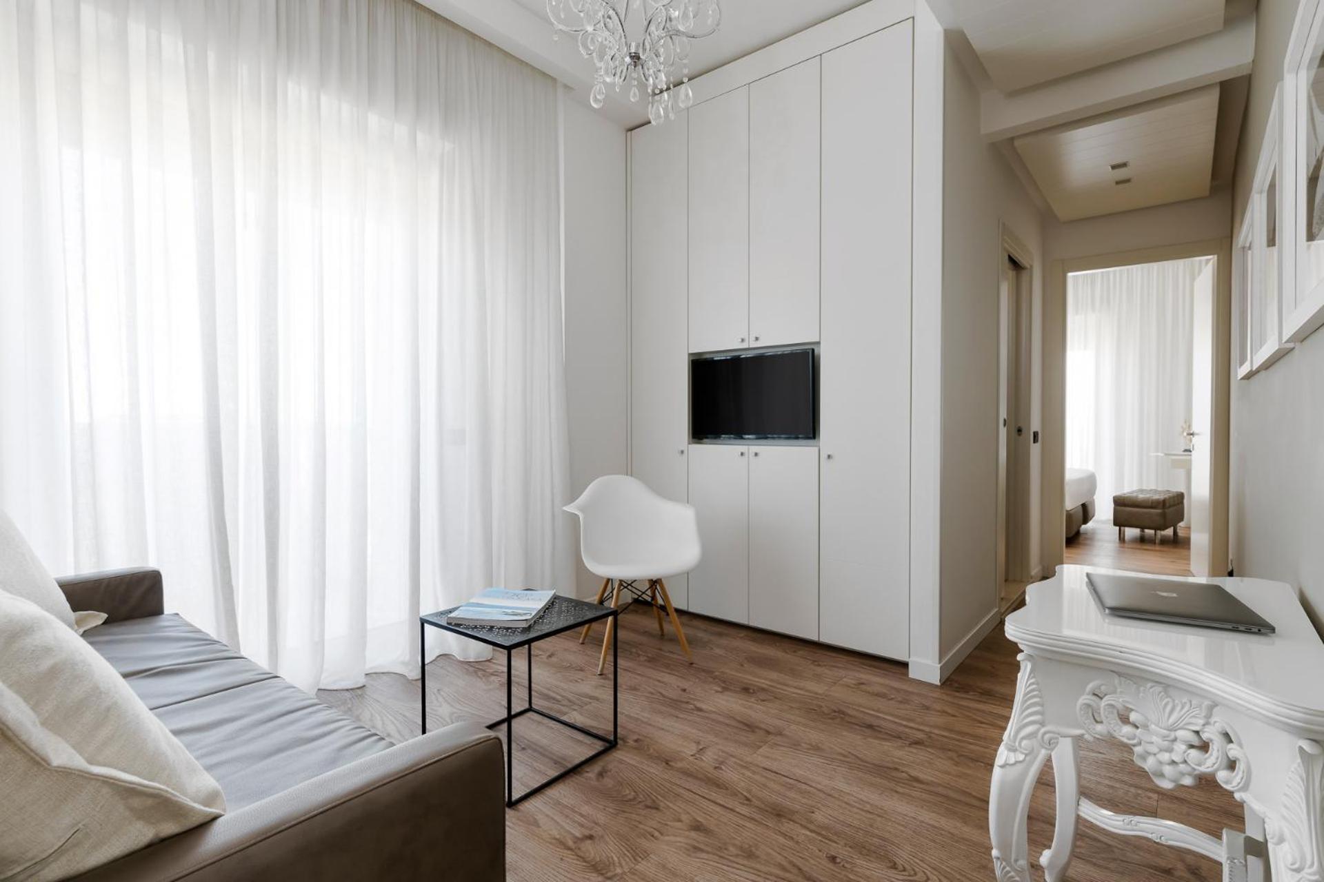 Suite - Photo 5