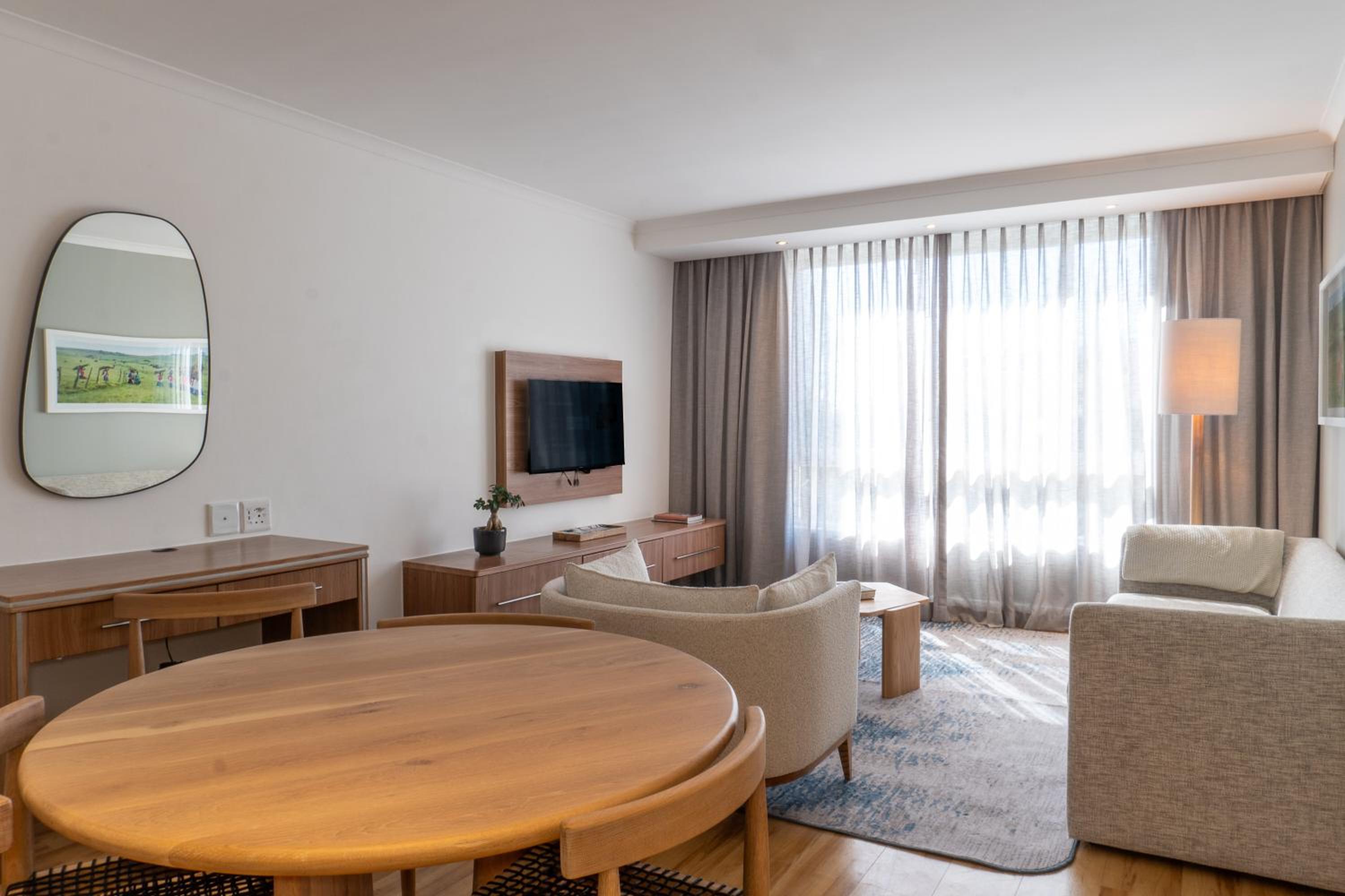 One-Bedroom Apartment - Photo 2