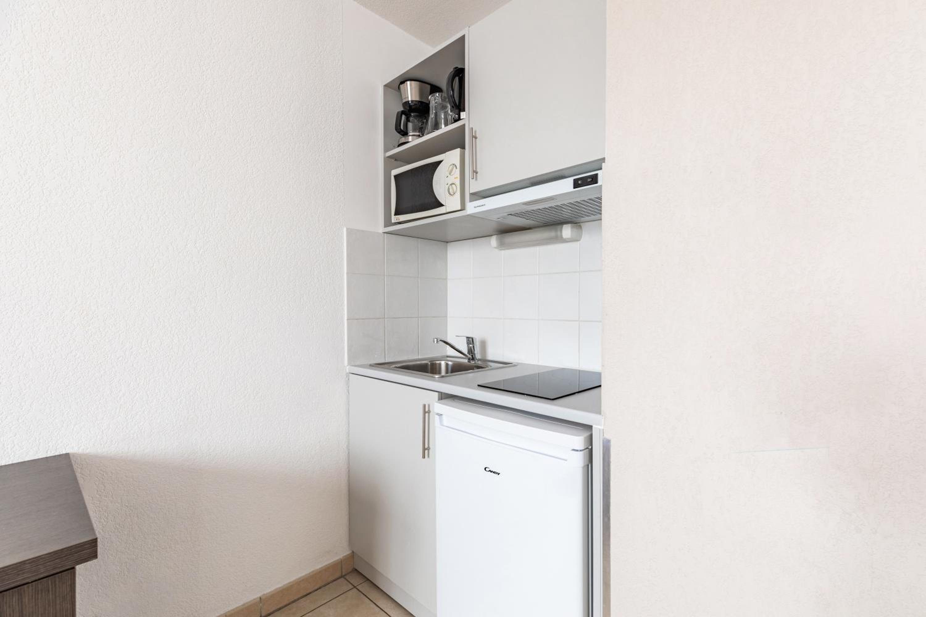 One-Bedroom Apartment - Photo 2