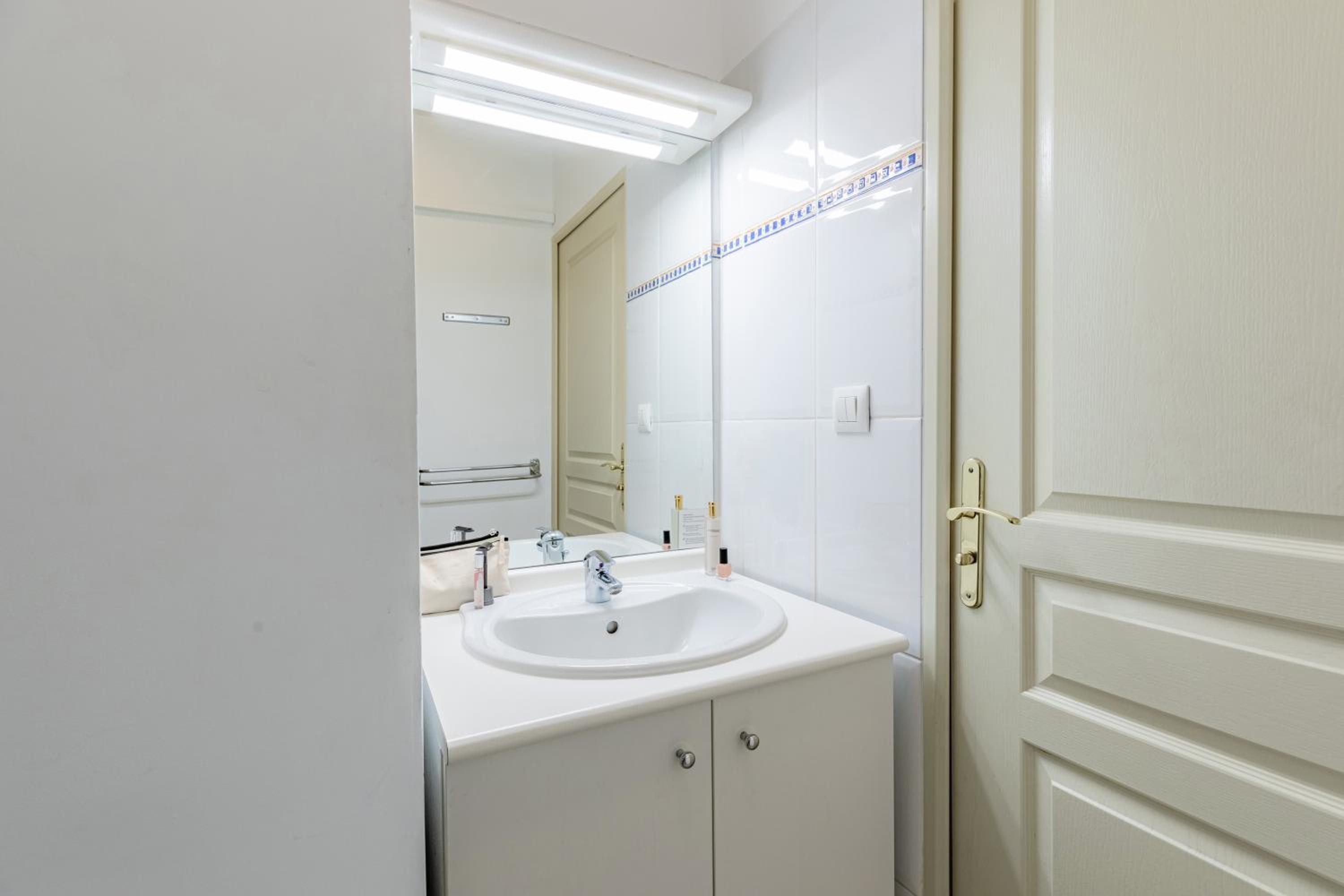 One-Bedroom Apartment - Photo 3
