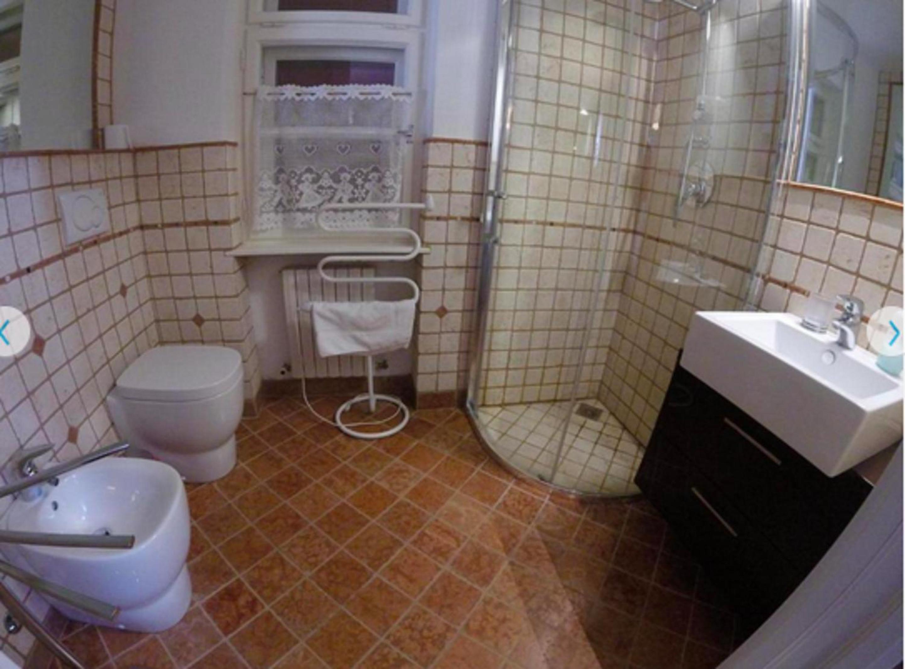 Twin Room with Private Bathroom photo 2