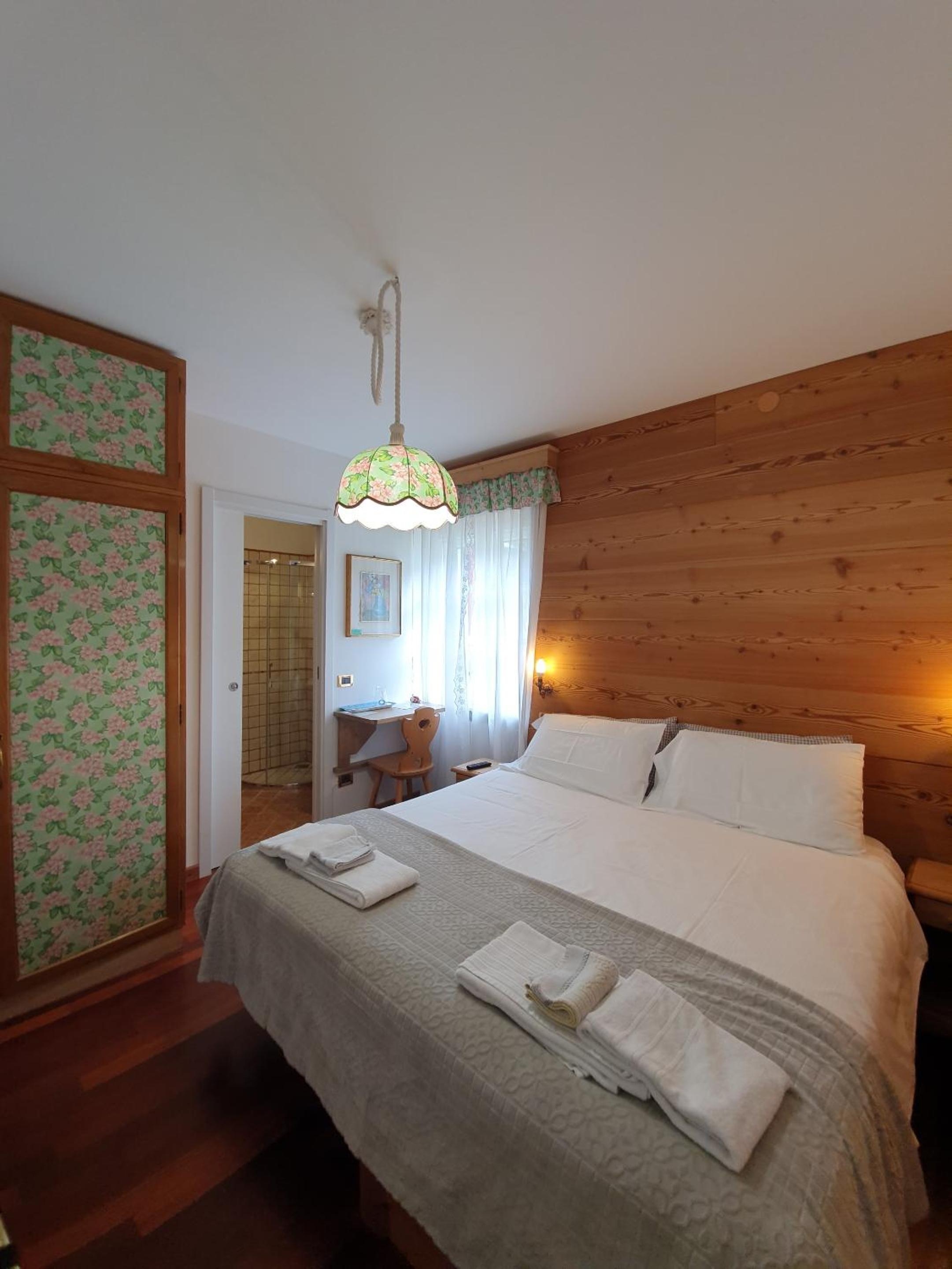 Twin Room with Private Bathroom photo 3
