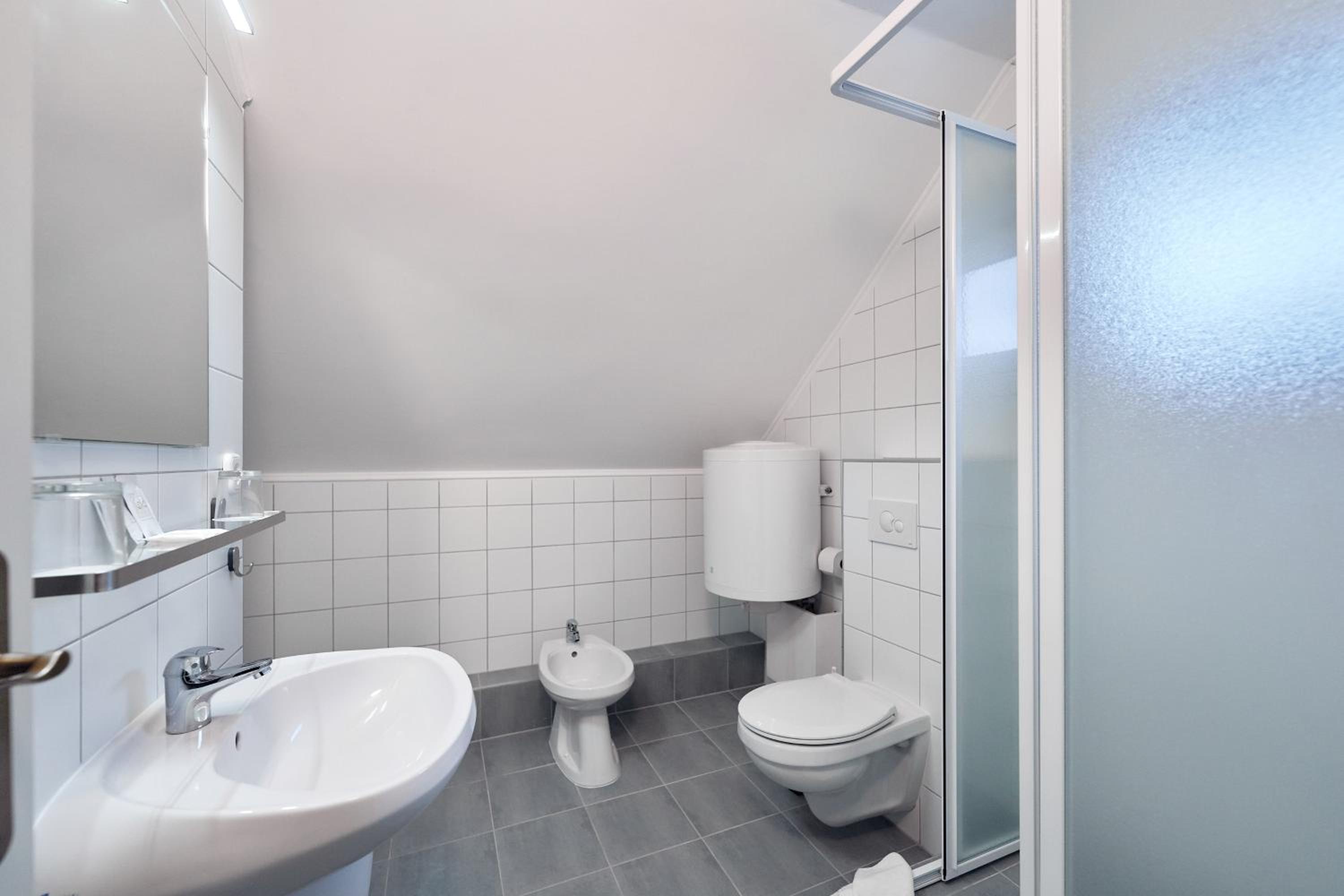 Large Double Room - Photo 3