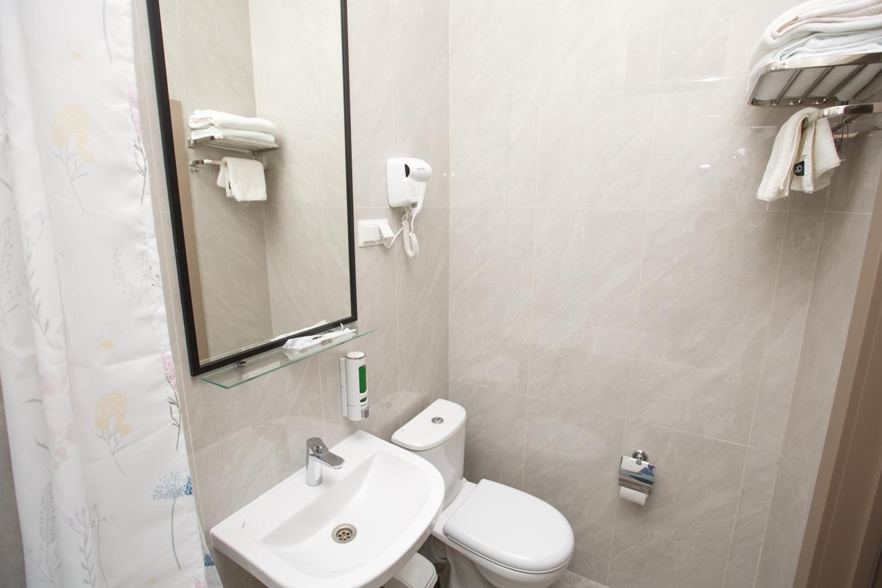Single Room with Bathroom photo 3