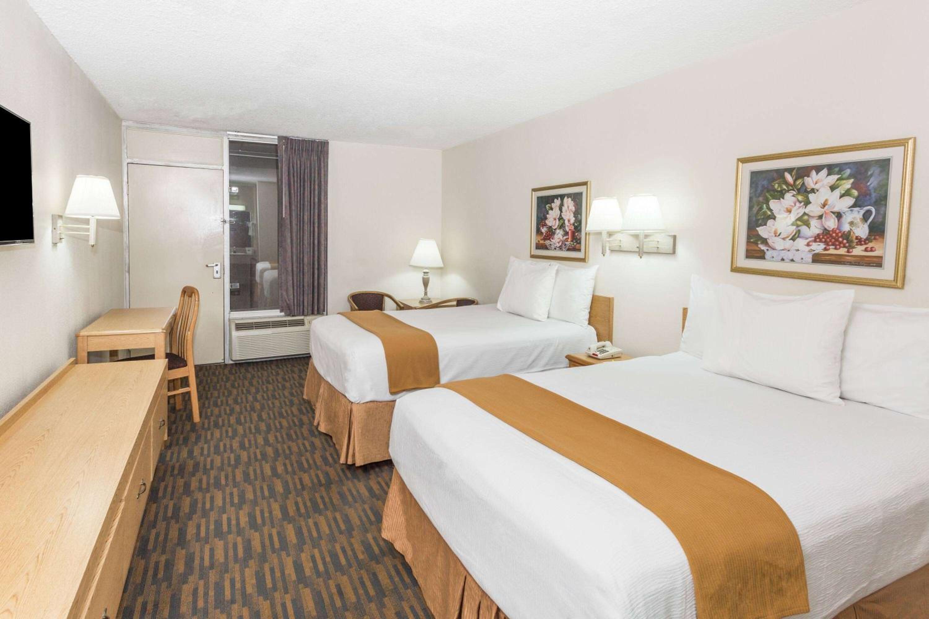 Double Room with Two Double Beds - Non-Smoking - Photo 2