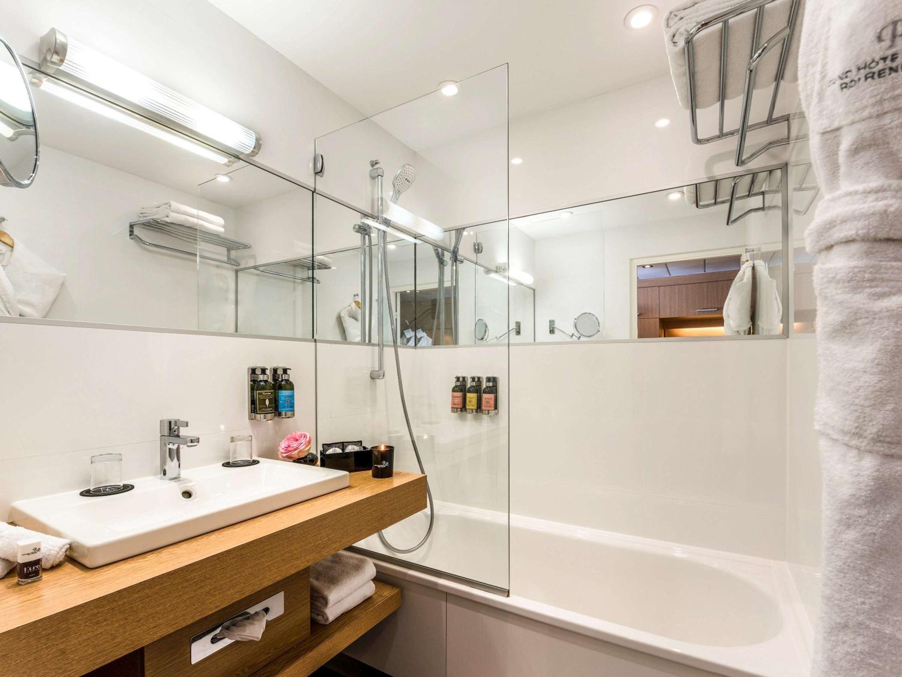 Deluxe Double Room With Terrace And Pool View thumbnail 5
