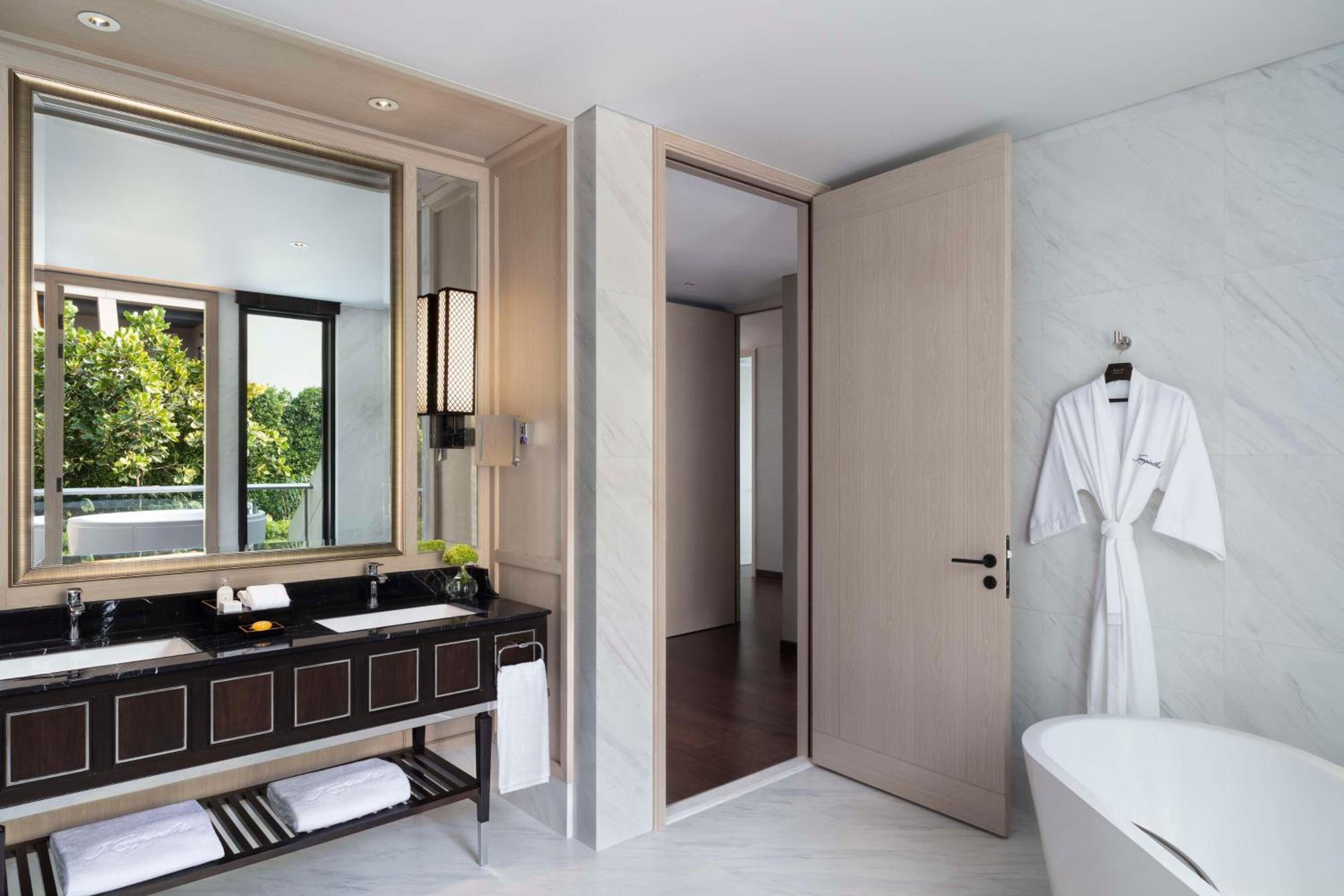 Sindhorn Royal Suite photo 2