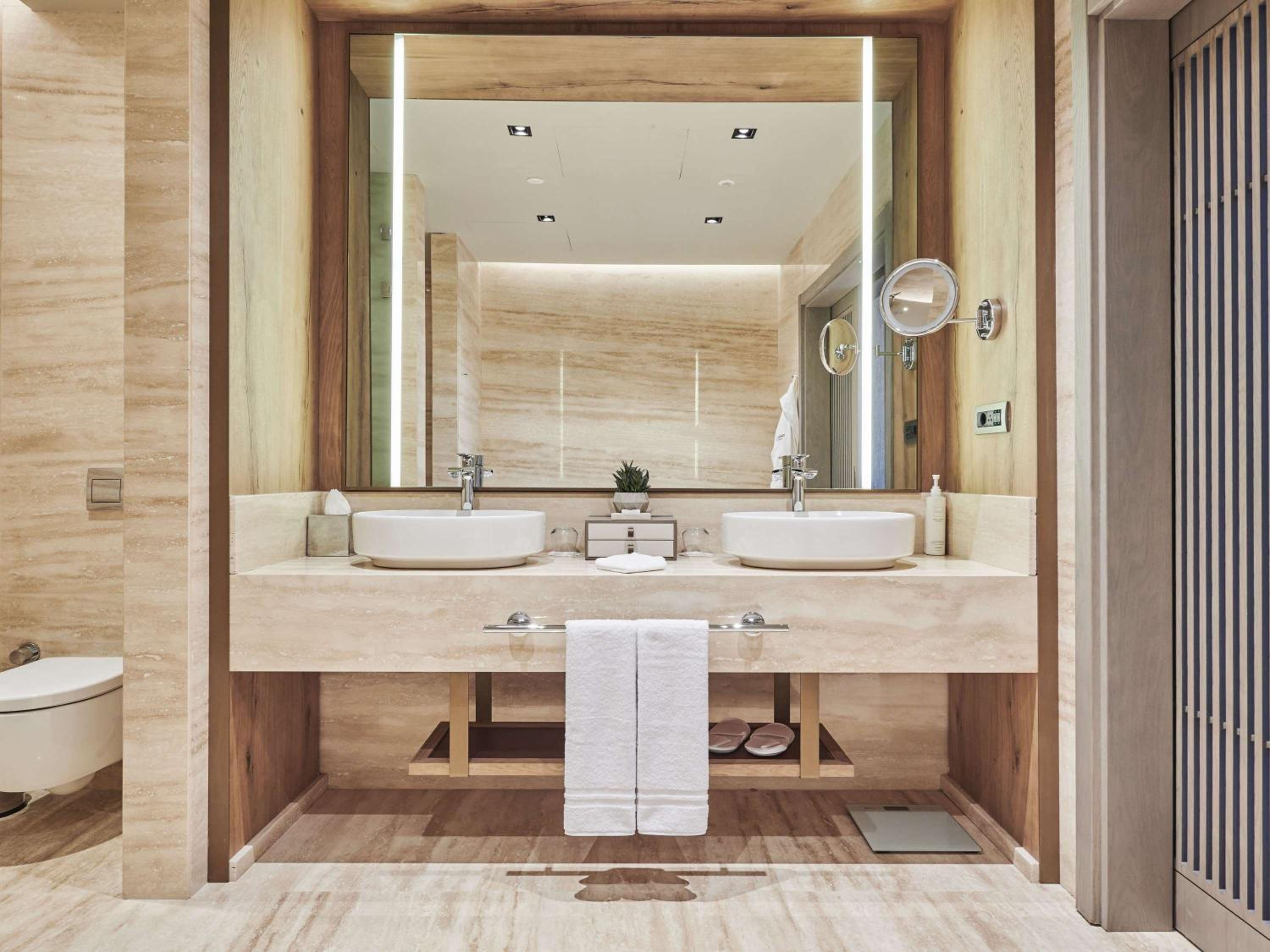 Swiss Executive King Room with Terrace - Photo 3